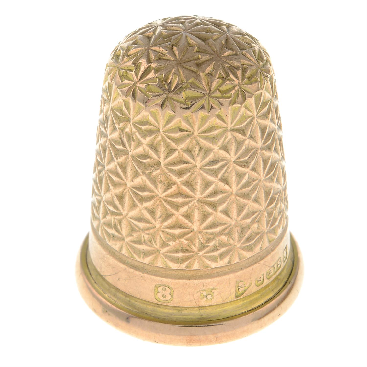 An Edwardian 9ct gold textured thimble.