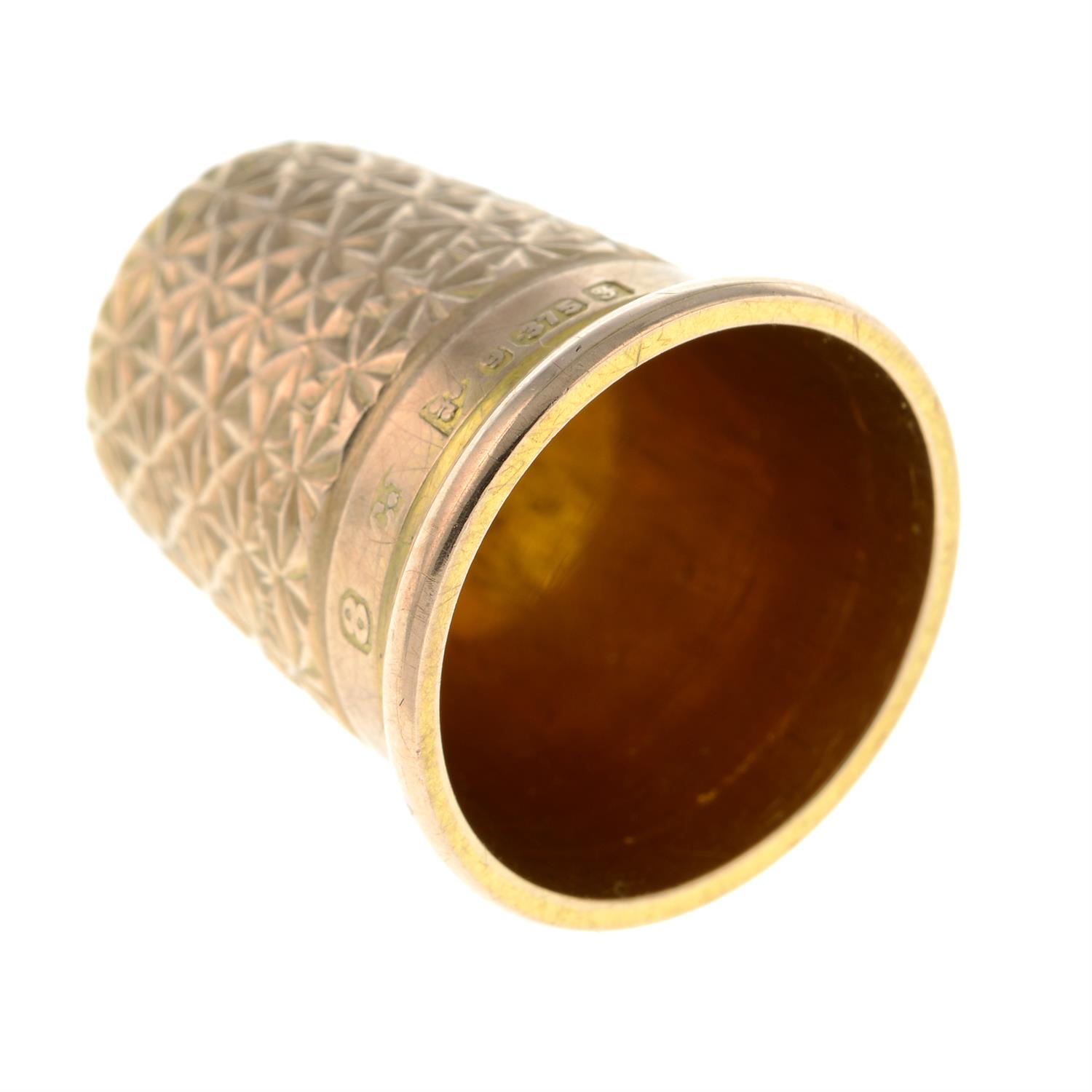 An Edwardian 9ct gold textured thimble. - Image 2 of 2