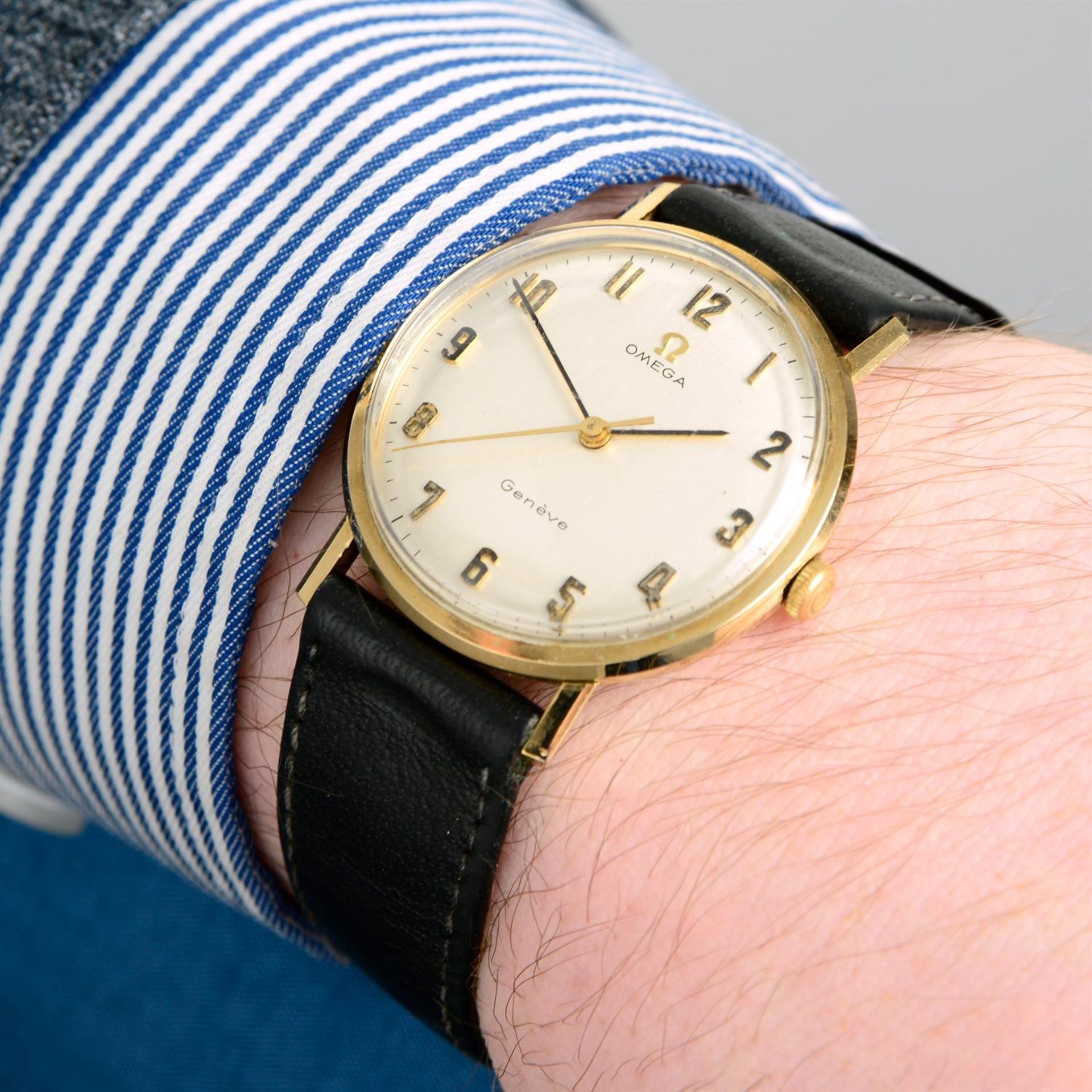 OMEGA - a 9ct yellow gold Genève wrist watch, 33mm. - Bild 5 aus 5