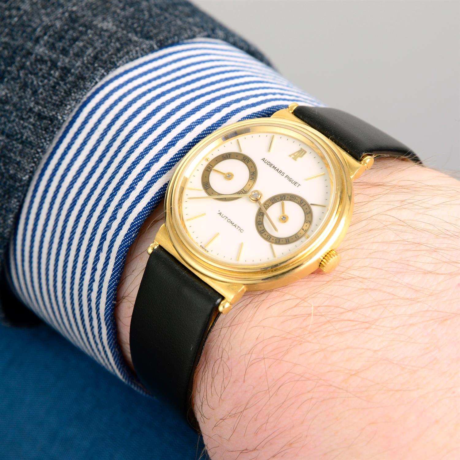 AUDEMARS PIGUET - a yellow metal wrist watch, 33mm. - Image 6 of 6