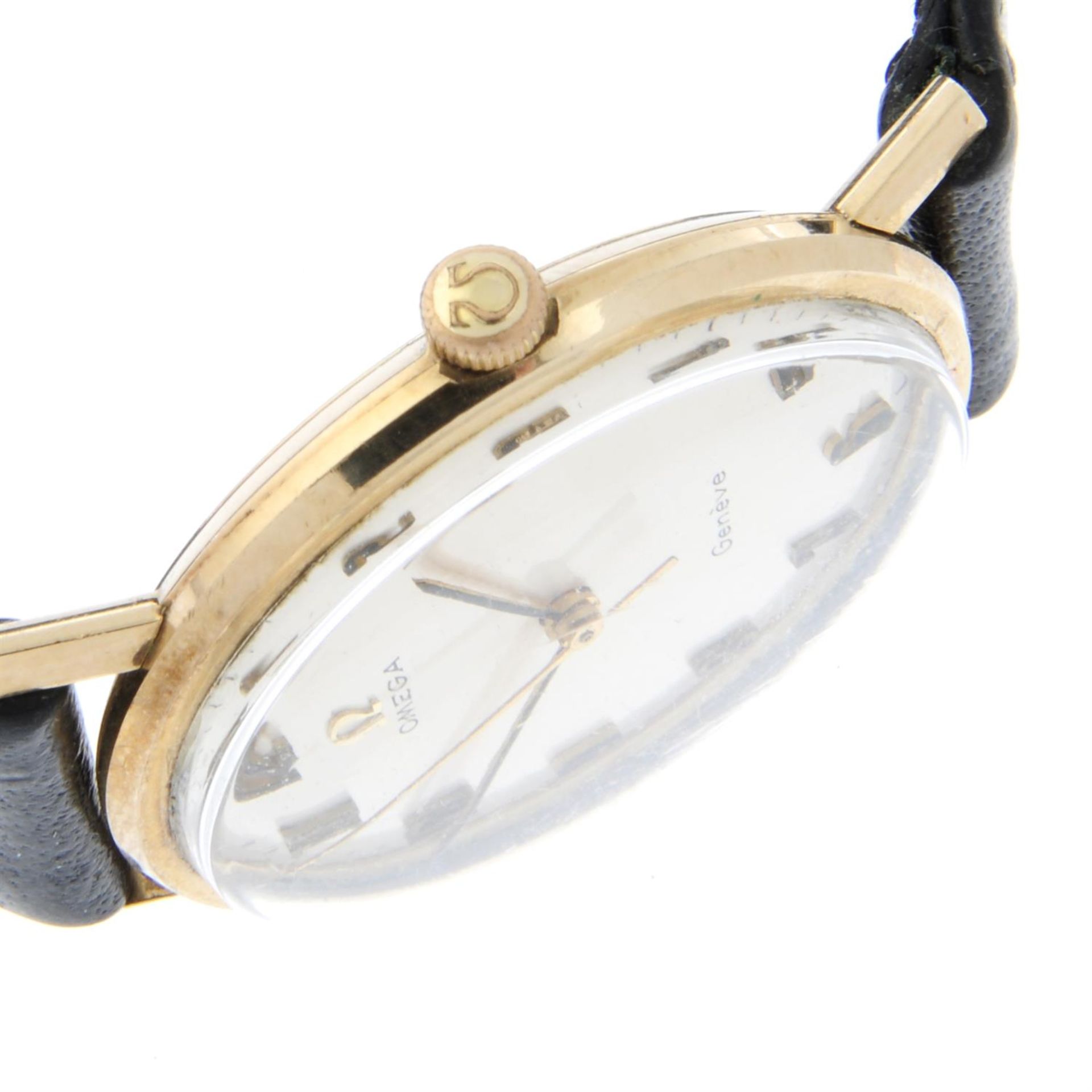 OMEGA - a 9ct yellow gold Genève wrist watch, 33mm. - Bild 3 aus 5