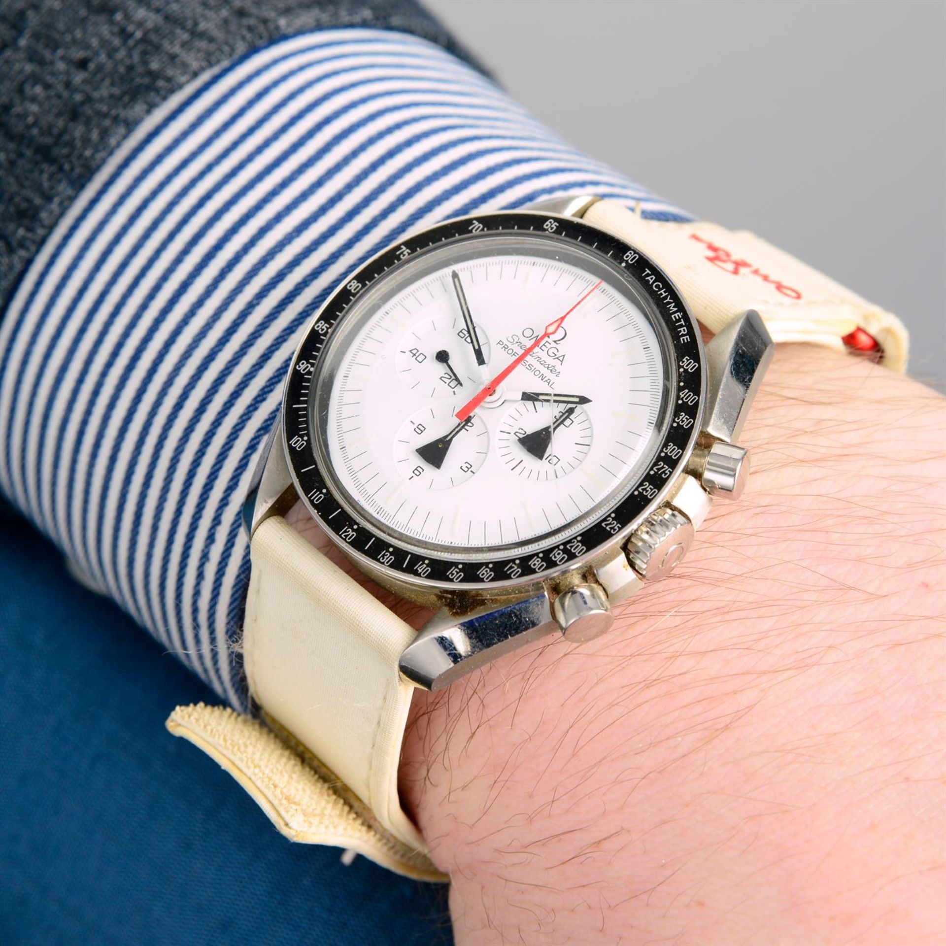 OMEGA - a stainless steel limited edition Speedmaster Alaska Project chronograph wrist watch, 42mm. - Bild 5 aus 5
