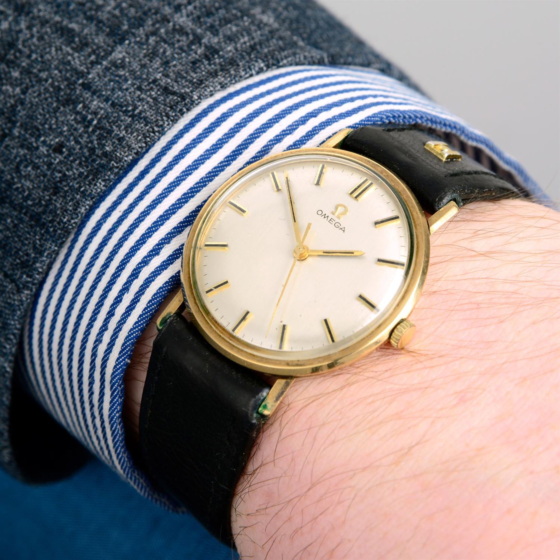 OMEGA - a 9ct yellow gold wrist watch, 33mm. - Image 5 of 6