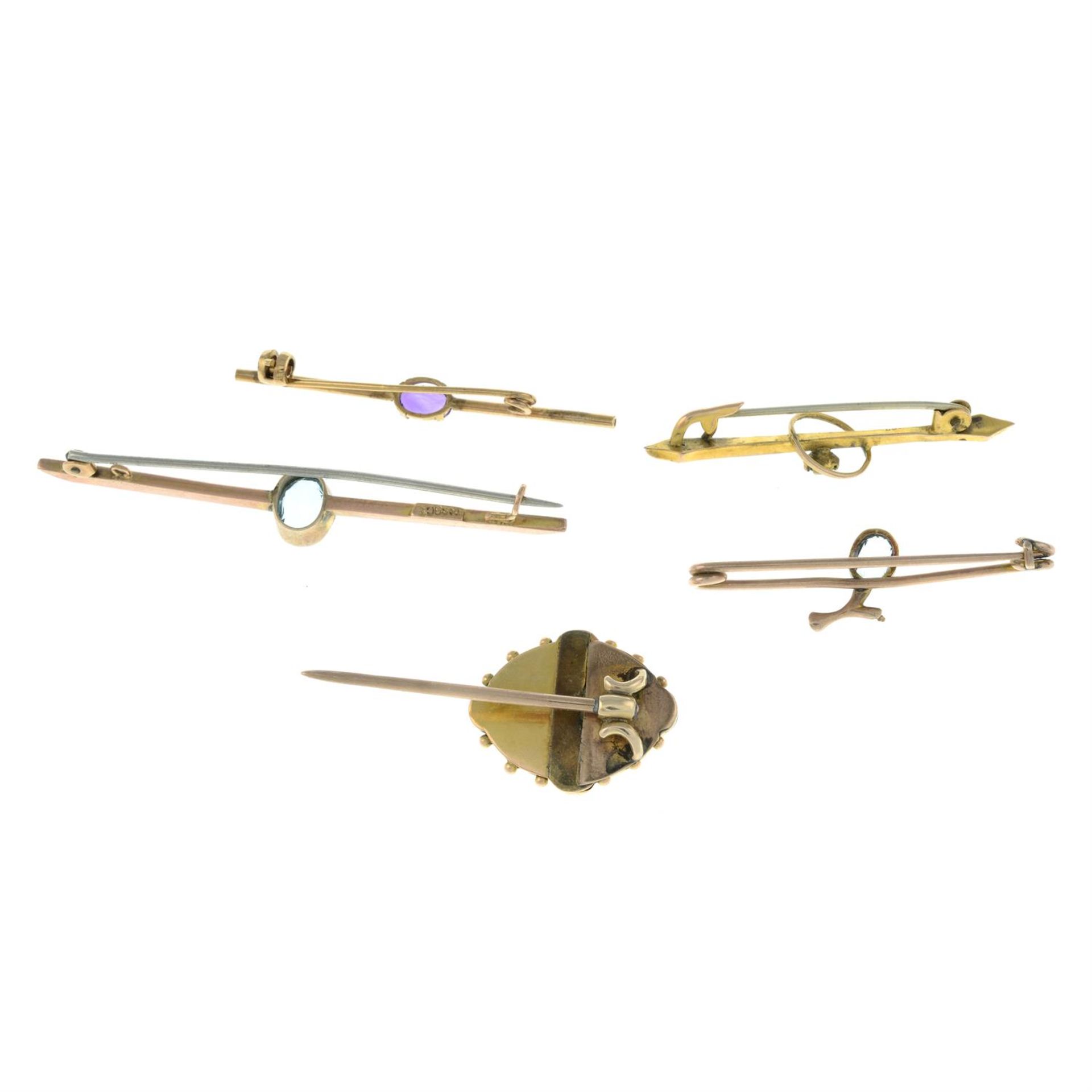 A small selection of four Victorian and later 9ct gold gem-set brooches and a gem-set stickpin. - Bild 2 aus 2