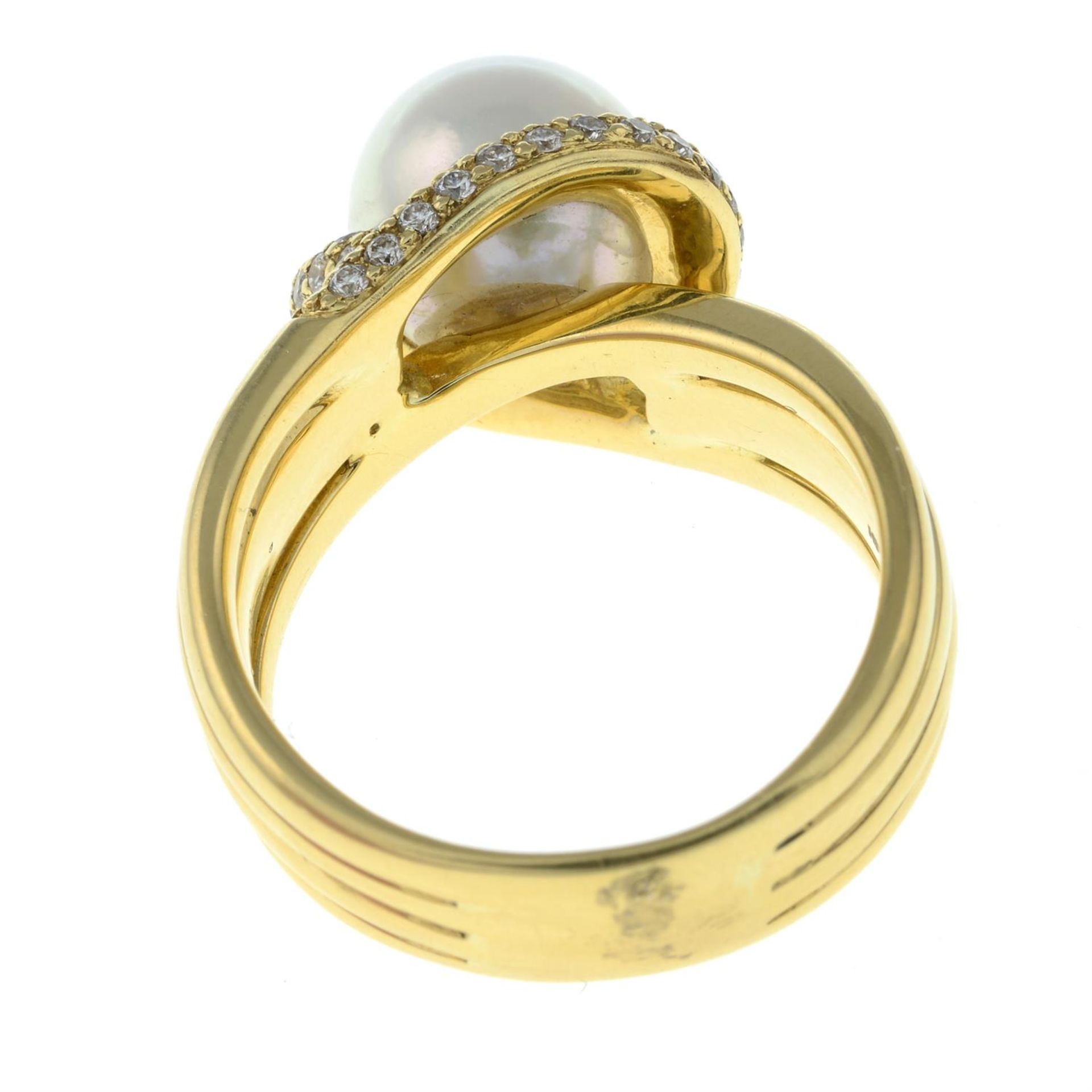 An 18ct gold cultured pearl and brilliant-cut diamond dress ring. - Bild 2 aus 2