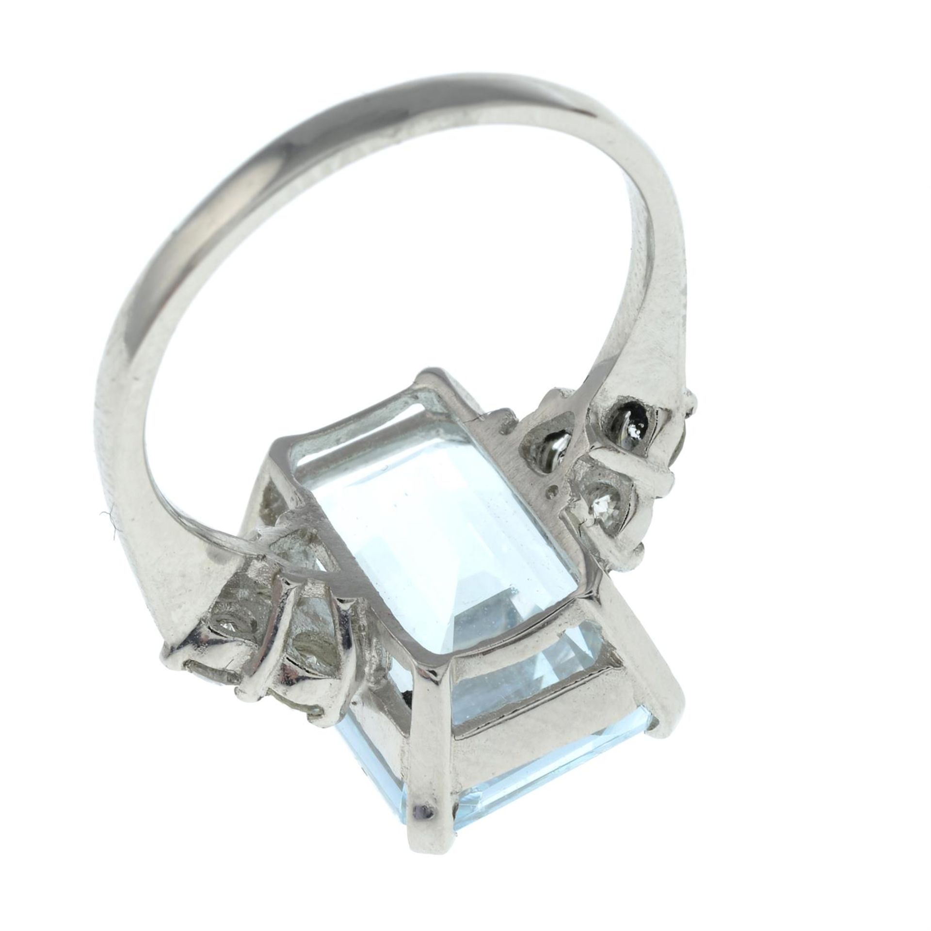 An aquamarine ring, with brilliant-cut diamond trefoil shoulders. - Bild 2 aus 2