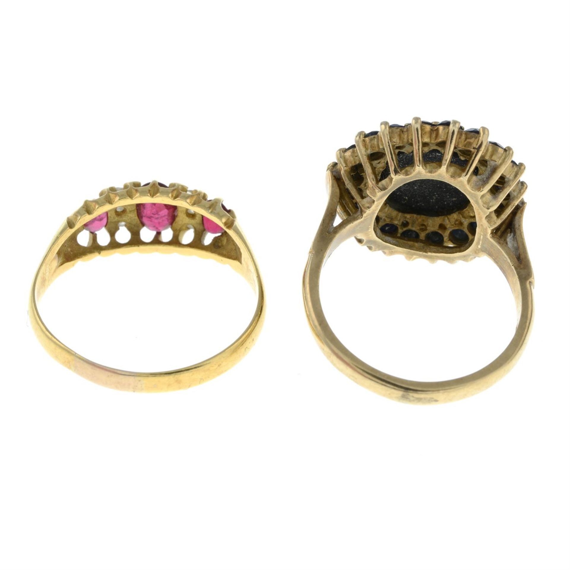 An Edwardian 18ct gold garnet-topped-doublet and diamond ring, and a later 9ct gold opal triplet - Bild 2 aus 2