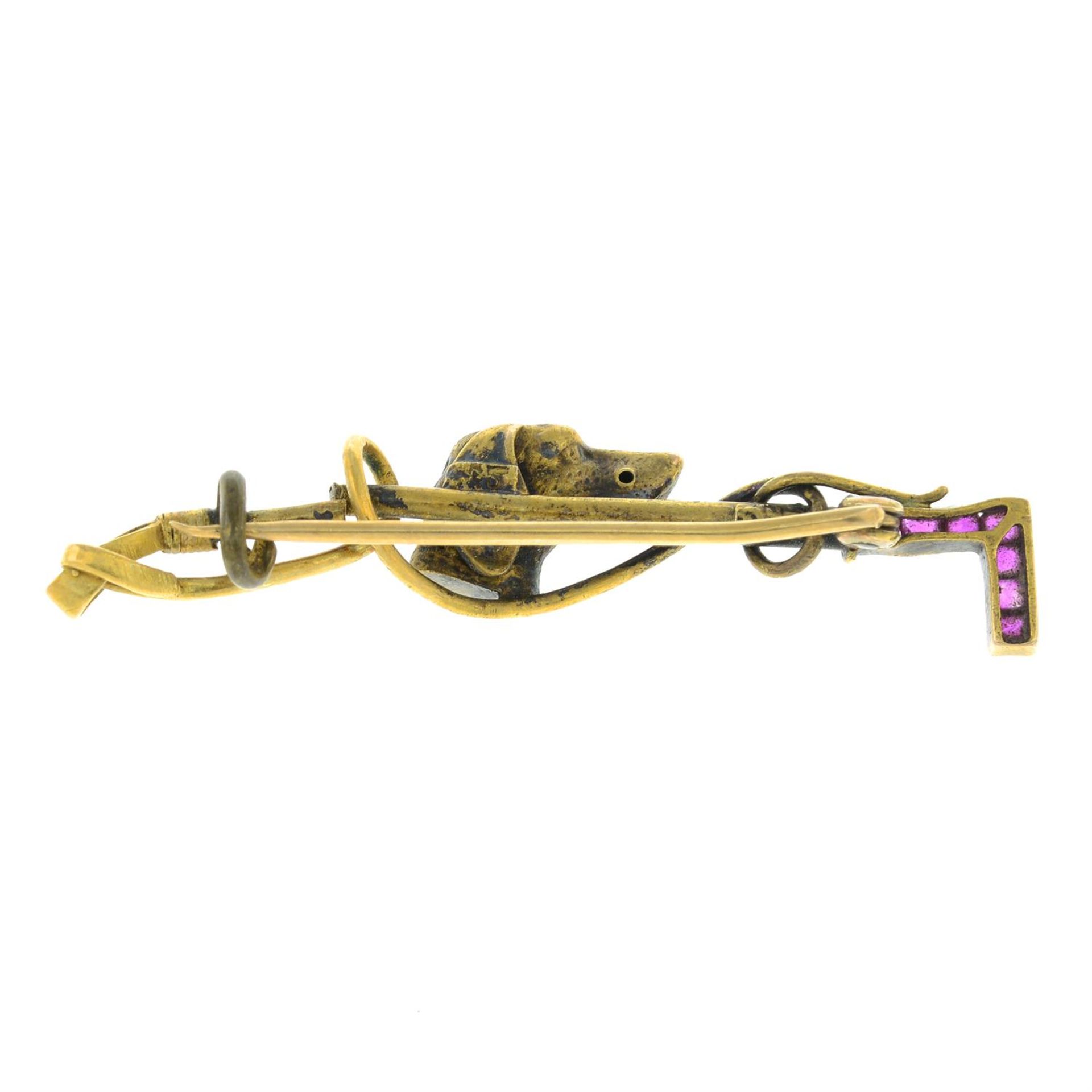 An early 20th century gold calibre-cut ruby hunting dog and riding crop bar brooch. - Bild 2 aus 2