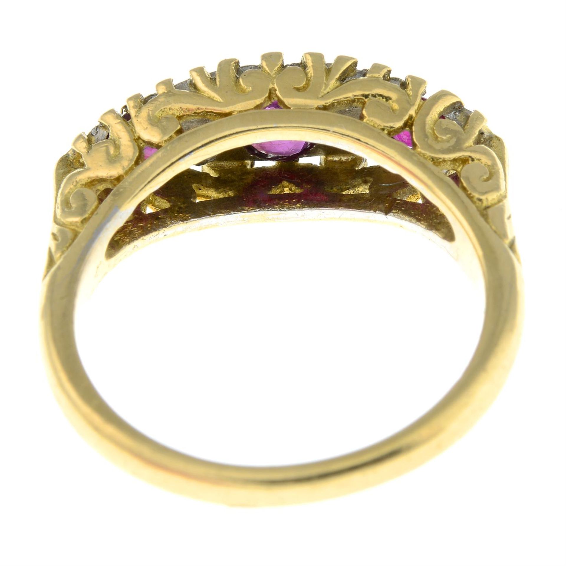 An early to mid 20th century 18ct gold ruby three-stone ring, with single-cut diamond spacers. - Bild 2 aus 2