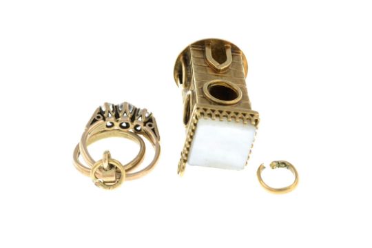 Two mid 20th century 9ct gold paste charms, to include a tower charm and a ring set charm. - Bild 2 aus 2