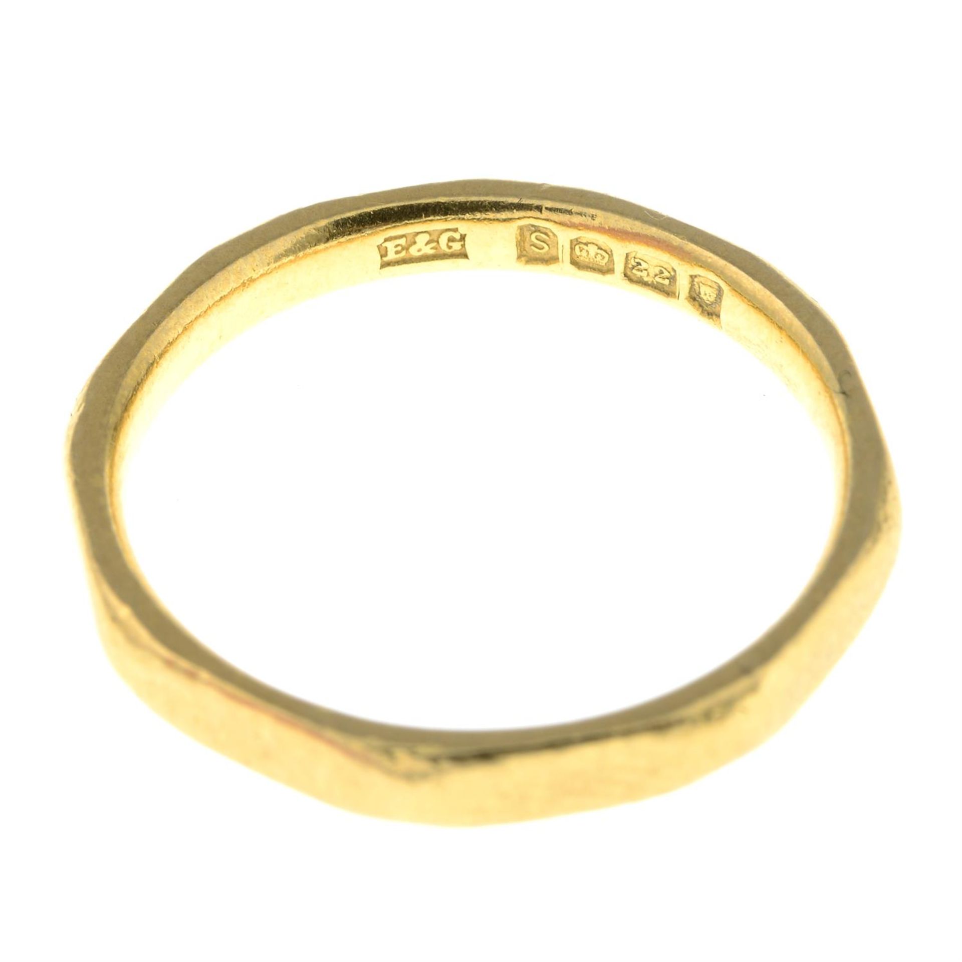 A mid 20th century 22ct gold band ring, with octagonal profile. - Bild 2 aus 2