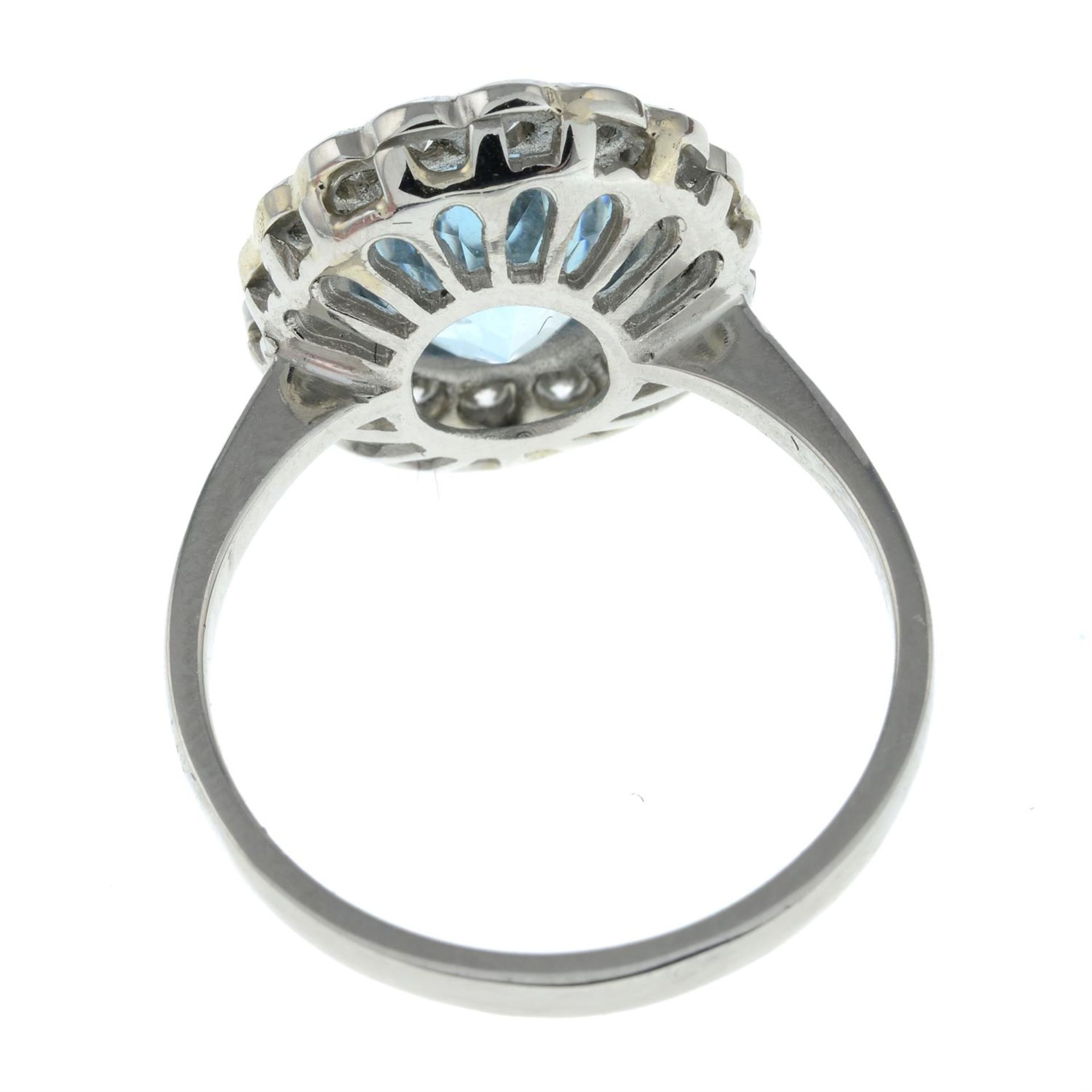 An aquamarine and brilliant-cut diamond cluster ring. - Bild 2 aus 2