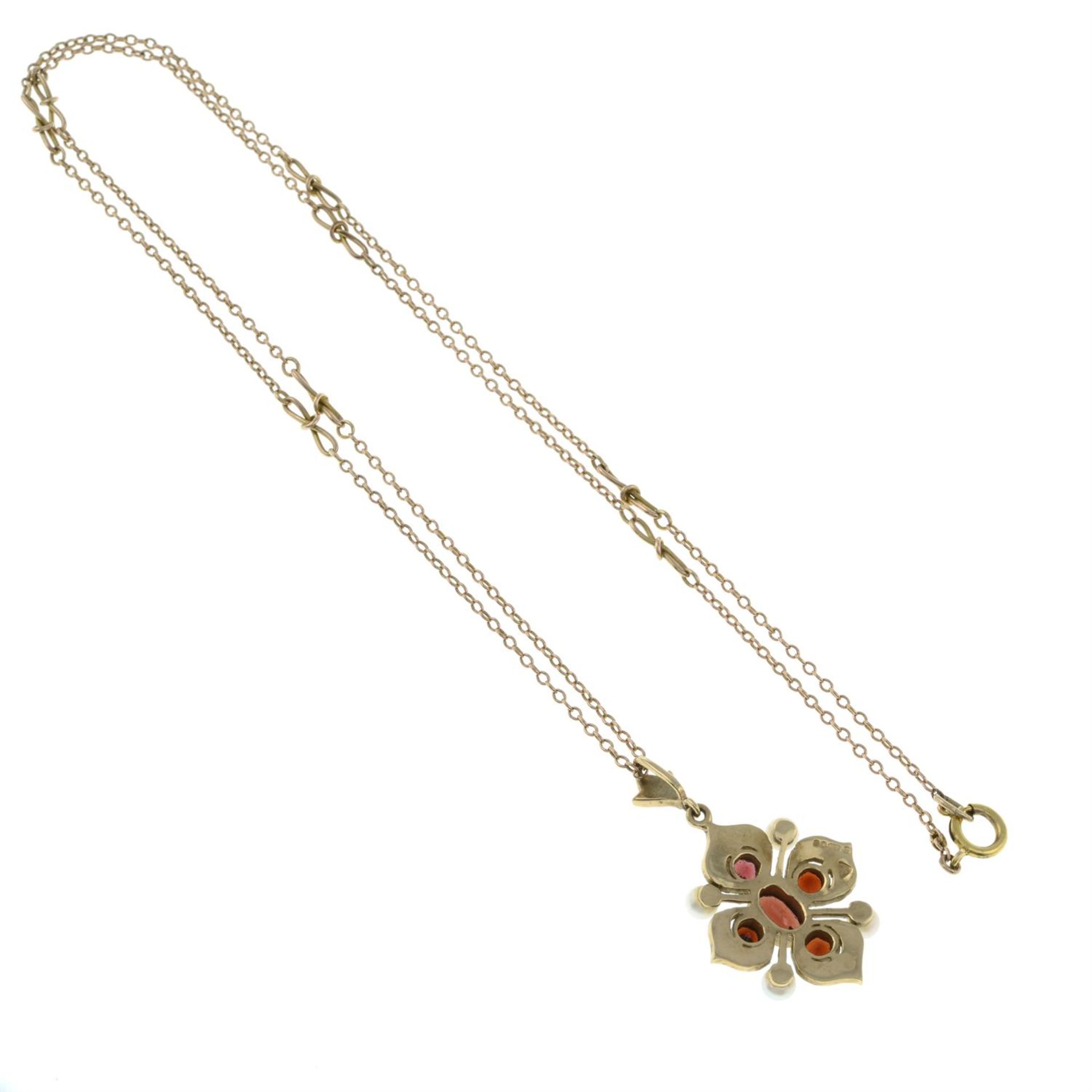 A 9ct gold garnet, seed pearl and split pearl stylised floral pendant, with chain. - Bild 2 aus 2