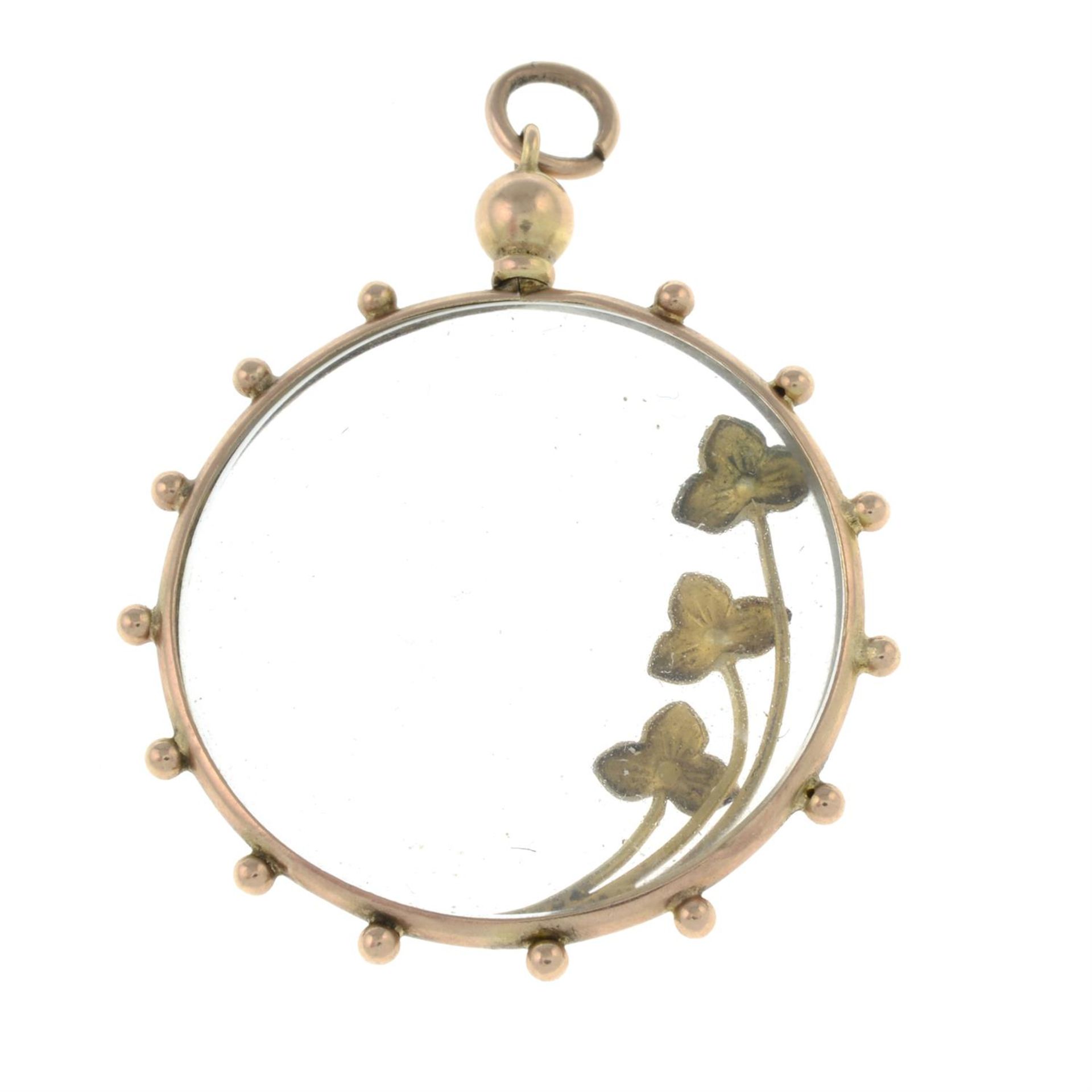 An early 20th century gold pendant, with floral design and glazed panels. - Bild 2 aus 2