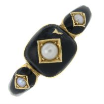 An Edwardian 18ct gold split pearl and black enamel mourning ring.
