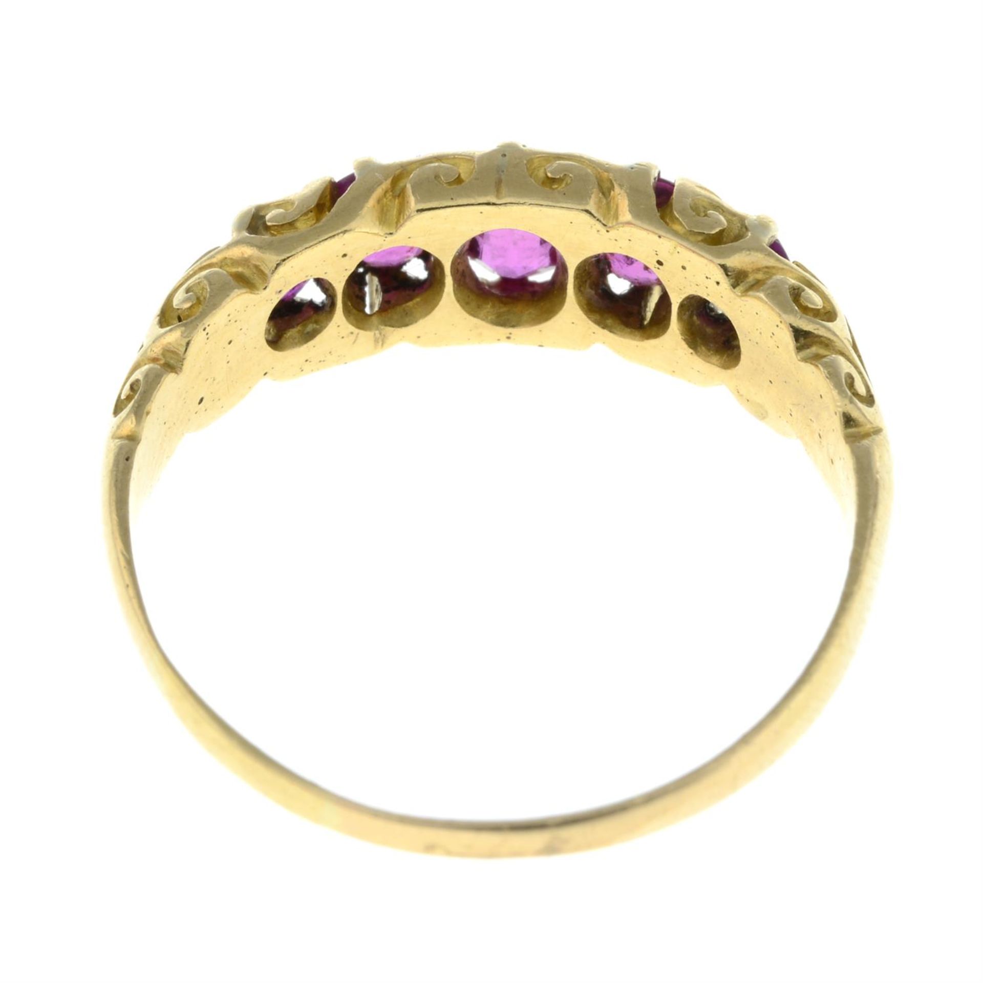 An Edwardian gold ruby five-stone ring. - Bild 2 aus 2