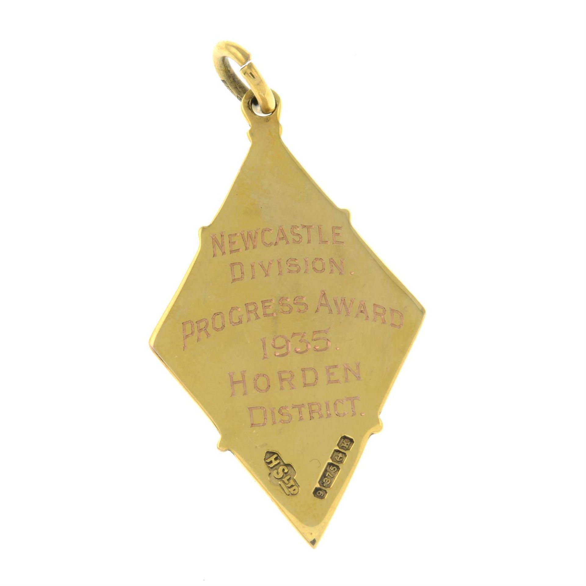 A 1930s 9ct gold enamel medallion fob. - Bild 2 aus 2