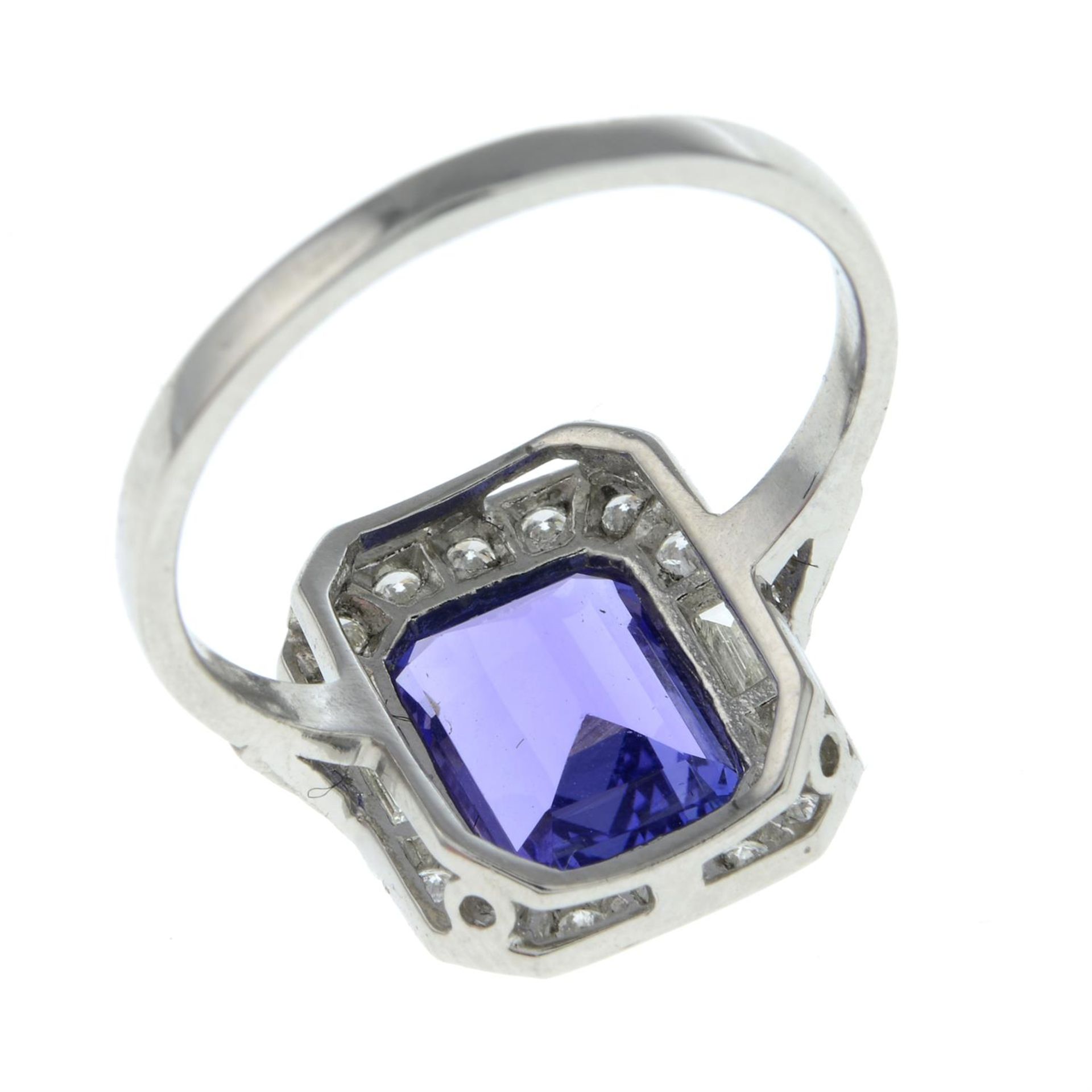 A tanzanite and vari-cut diamond cluster ring. - Bild 2 aus 2