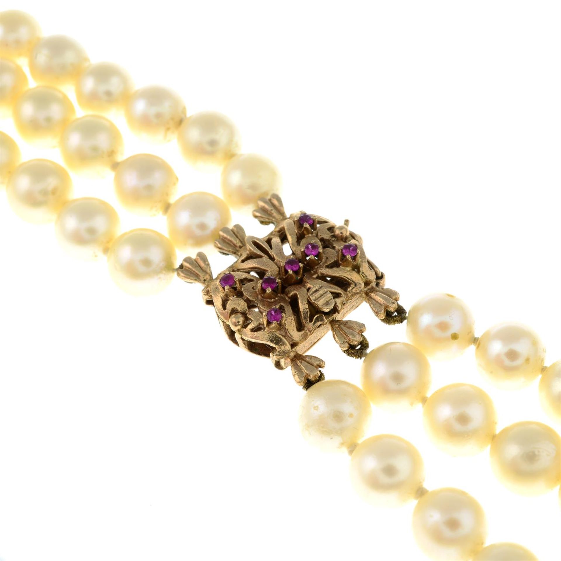 A 1960s cultured pearl three-row necklace, with 9ct gold synthetic ruby clasp. - Bild 2 aus 2