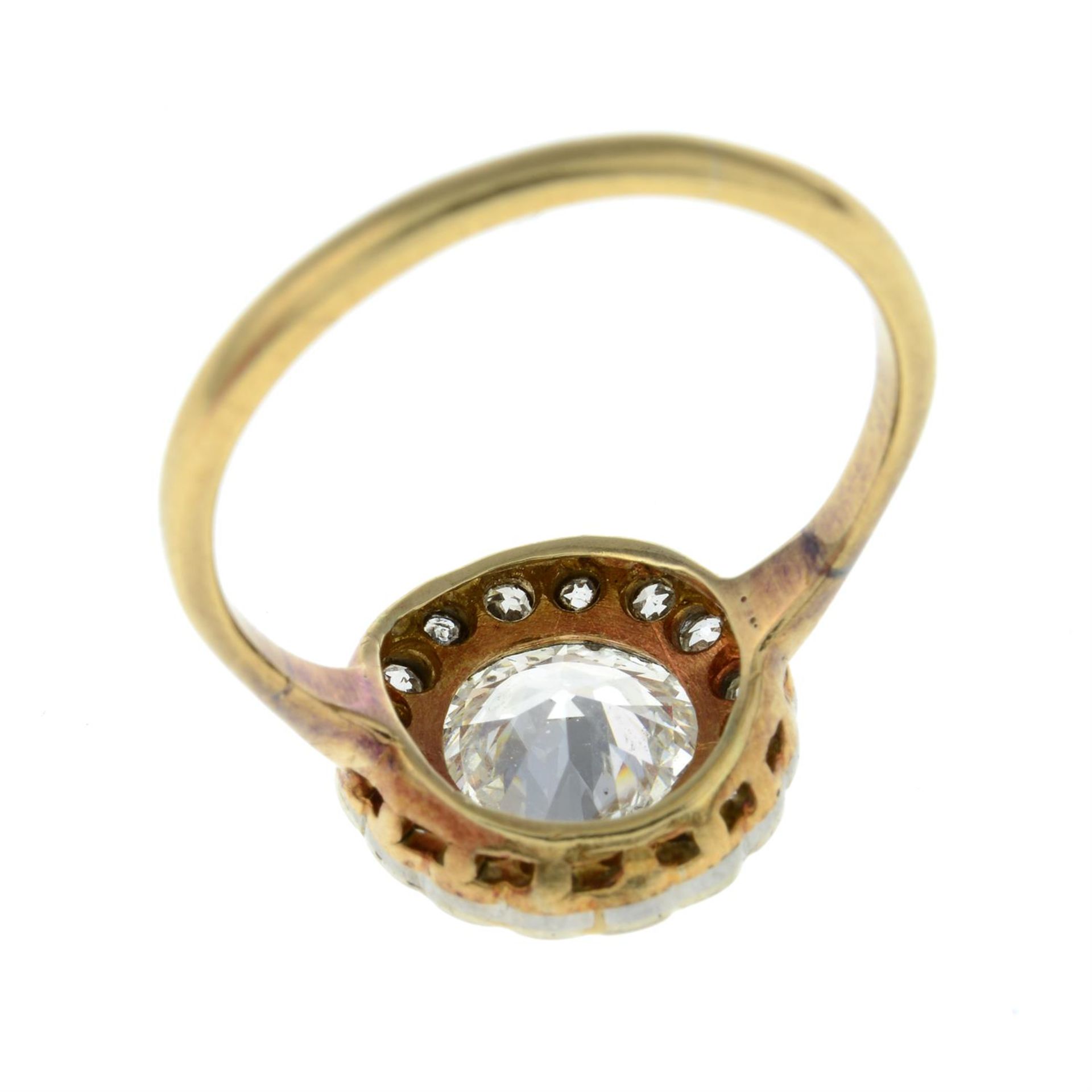 An early 20th century 18ct gold old-cut diamond cluster ring. - Bild 2 aus 2