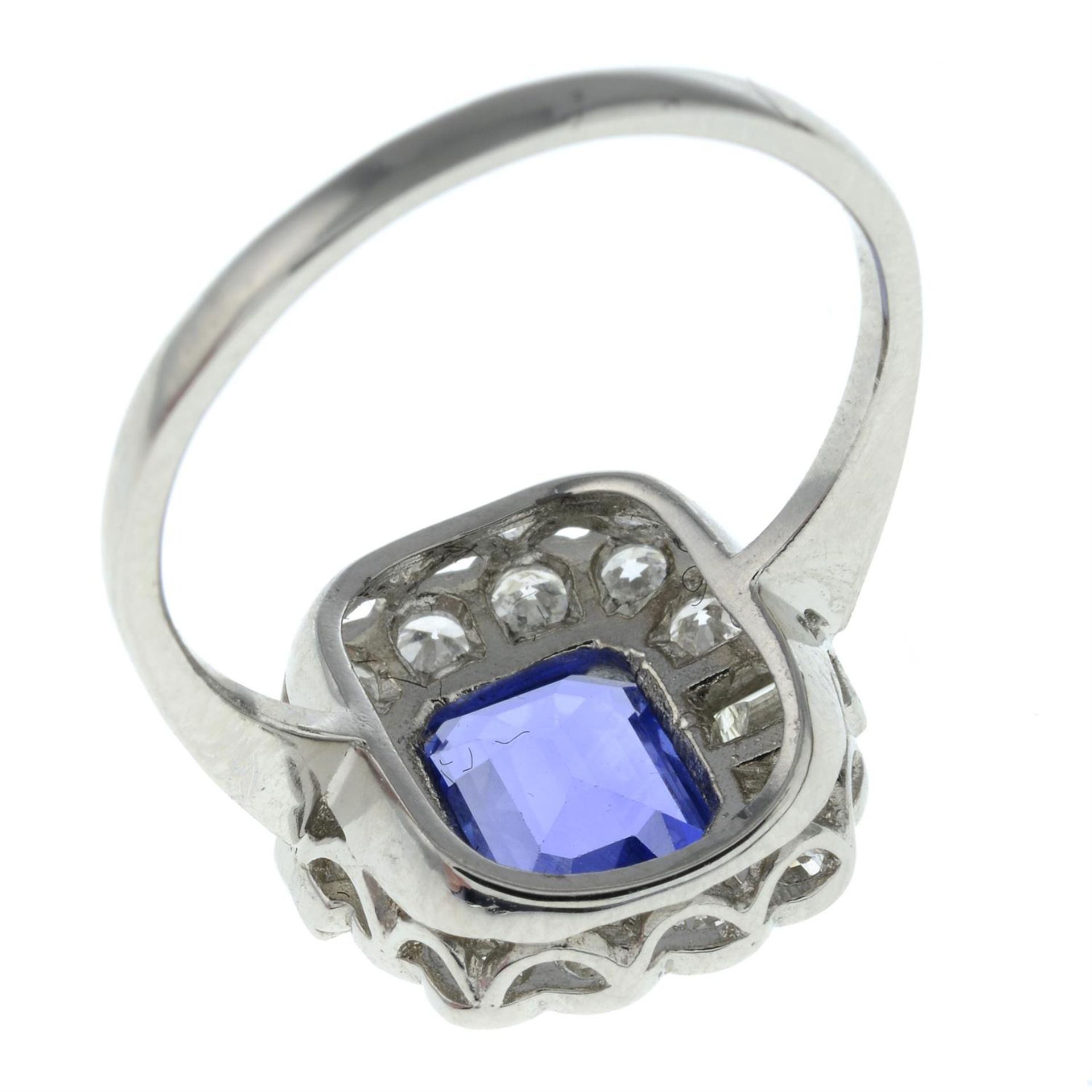 A sapphire and vari-cut diamond cluster ring. - Bild 2 aus 2