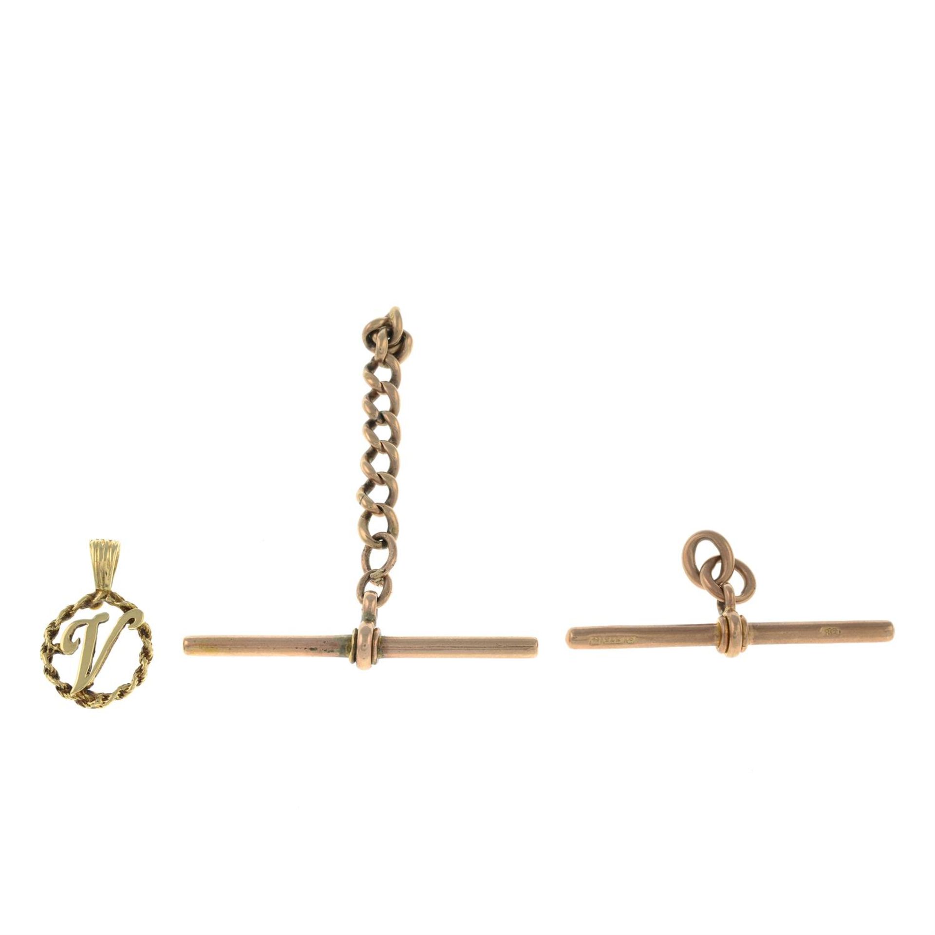 Two early 20th century 9ct gold T-bars and a 9ct gold initial 'V' pendant.