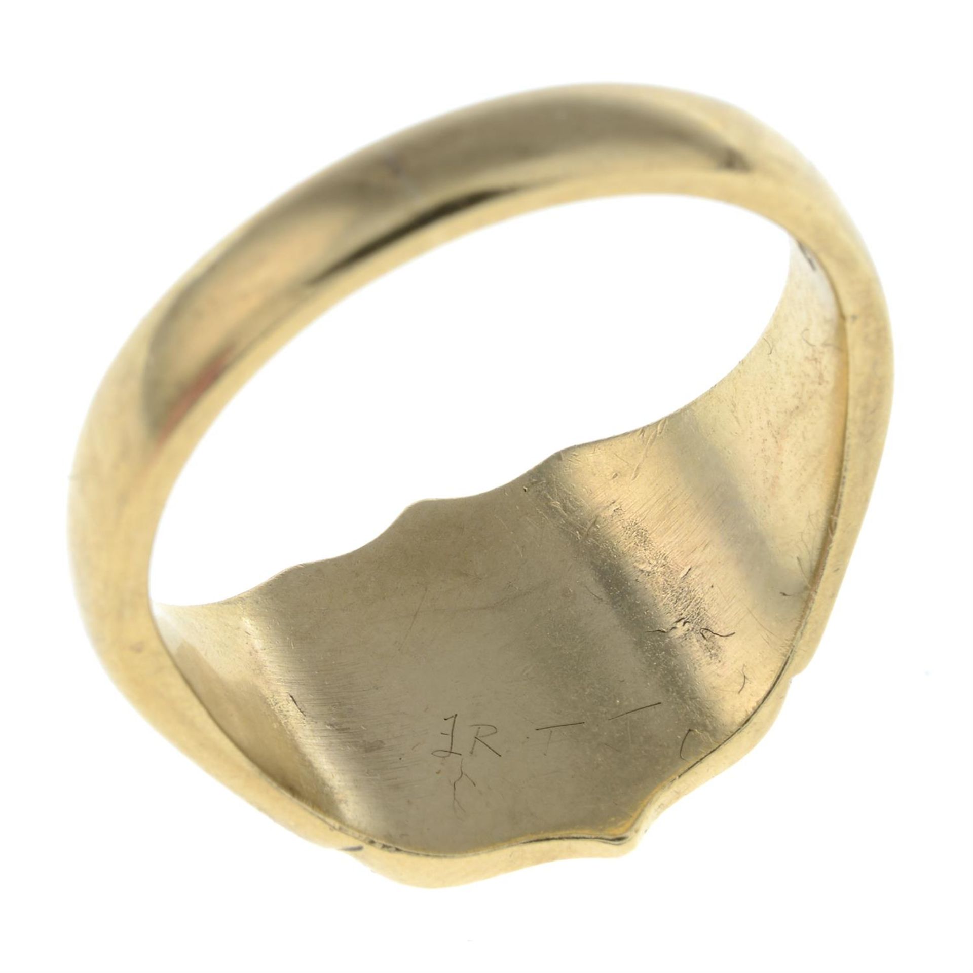 A 1960s 9ct gold shield-shape signet ring, with monogram 'MVJ'. - Bild 2 aus 2