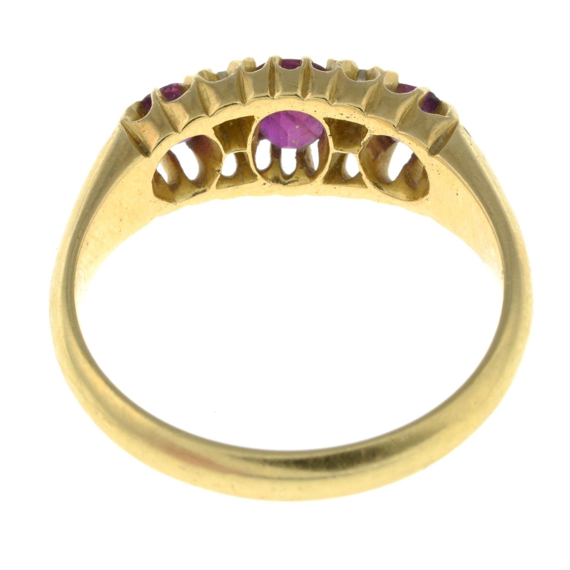 An Edwardian 18ct gold ruby three-stone ring, with old-cut diamond spacers. - Bild 2 aus 2