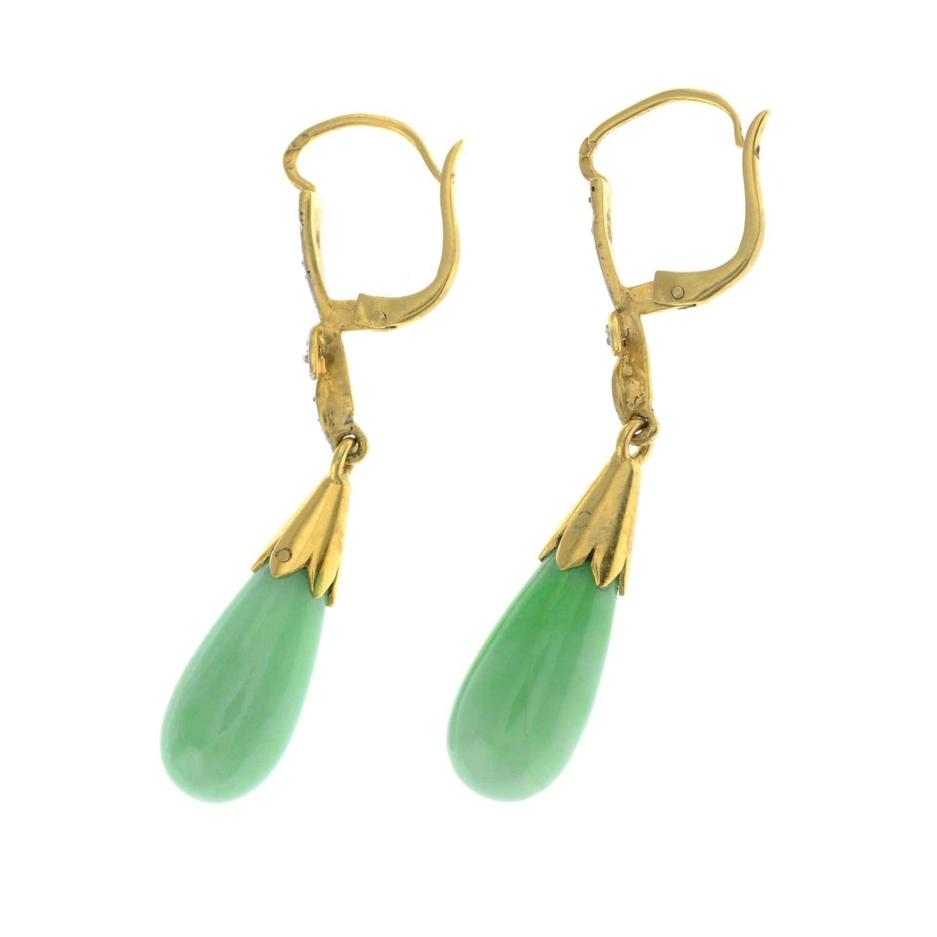 A pair of early 20th century gold jade and rose-cut diamond drop earrings. - Bild 2 aus 2