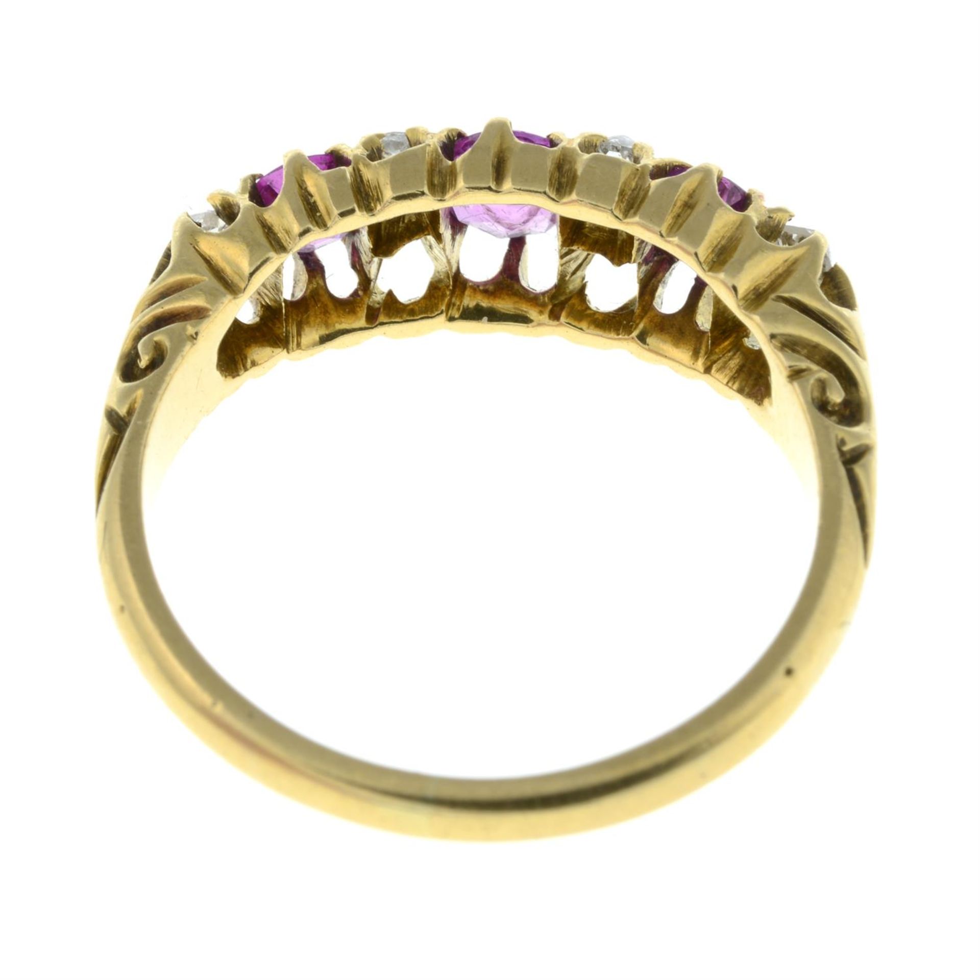 An early 20th century 18ct gold ruby three-stone ring, with old-cut diamond spacers. - Bild 2 aus 2