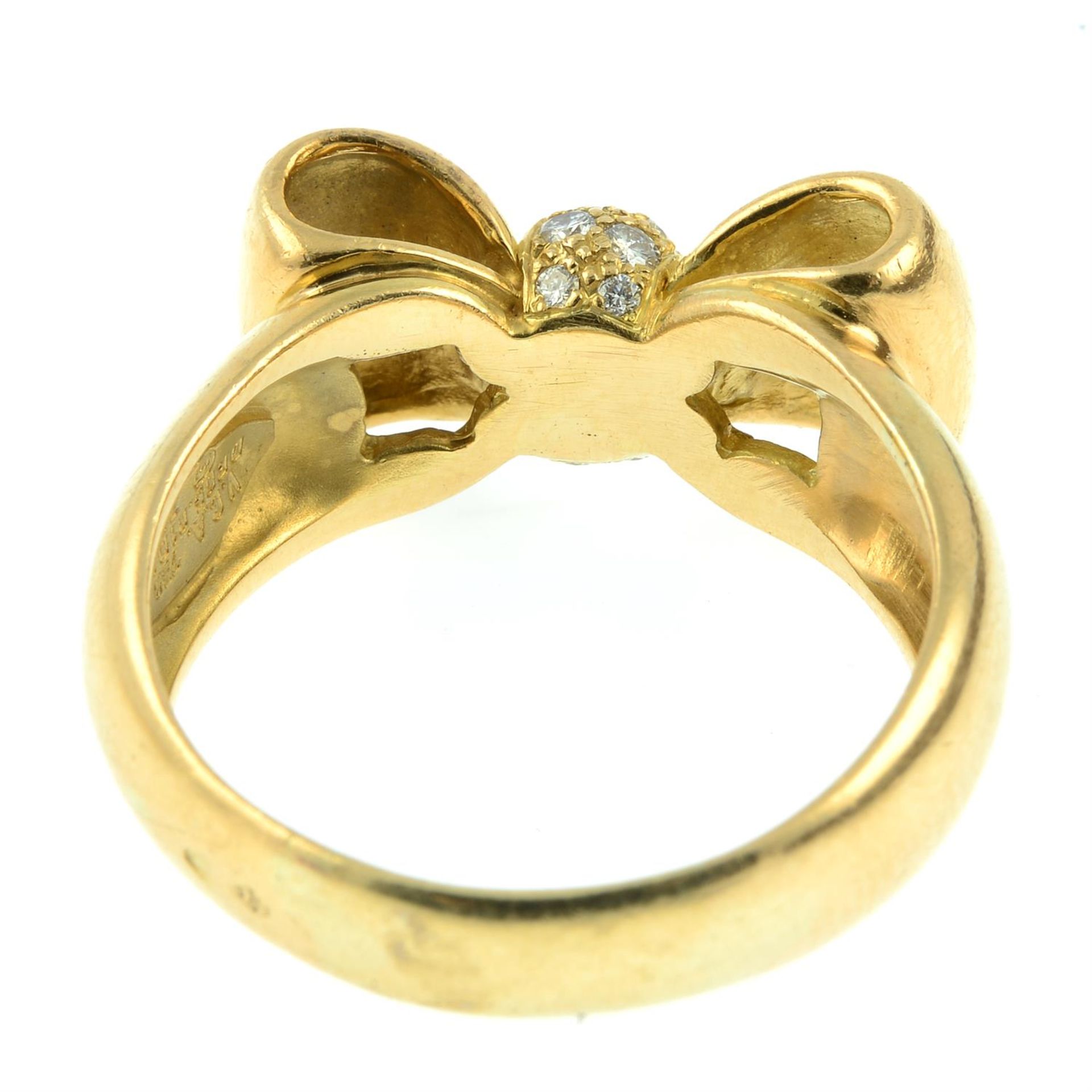 A pavé-set diamond bow ring, by Van Cleef & Arpels. - Bild 4 aus 5