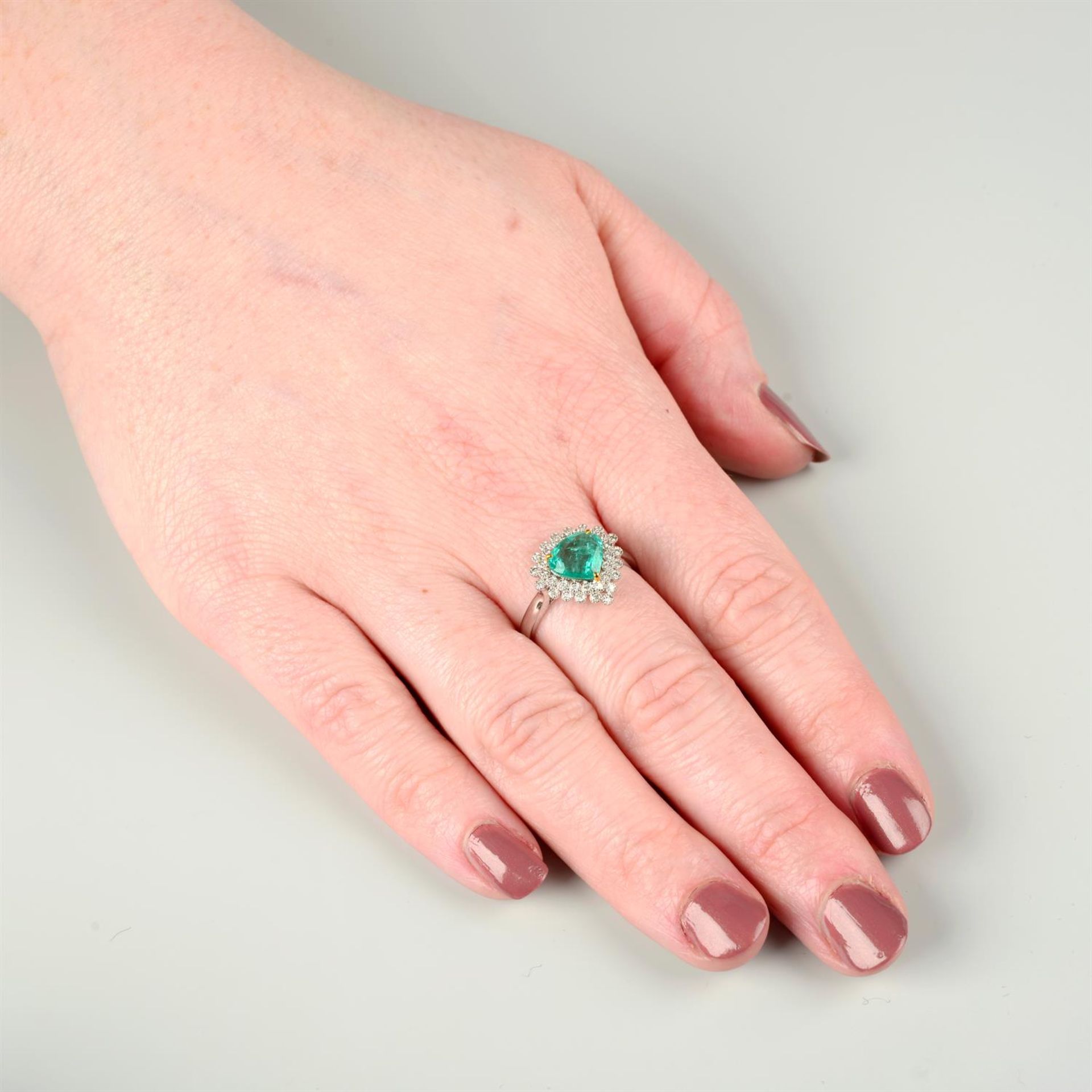 An emerald and brilliant-cut diamond cluster ring. - Image 5 of 5
