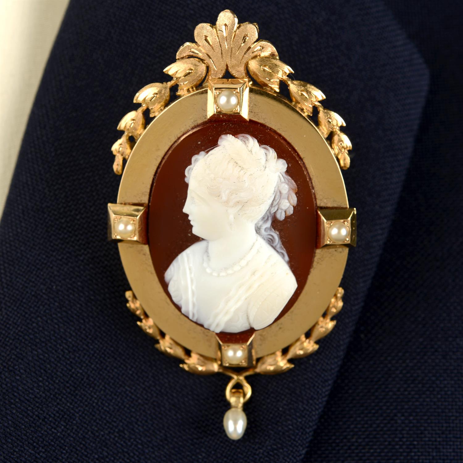 A late 19th century 18ct gold sardonyx cameo brooch/pendant, with split pearl accents and seed