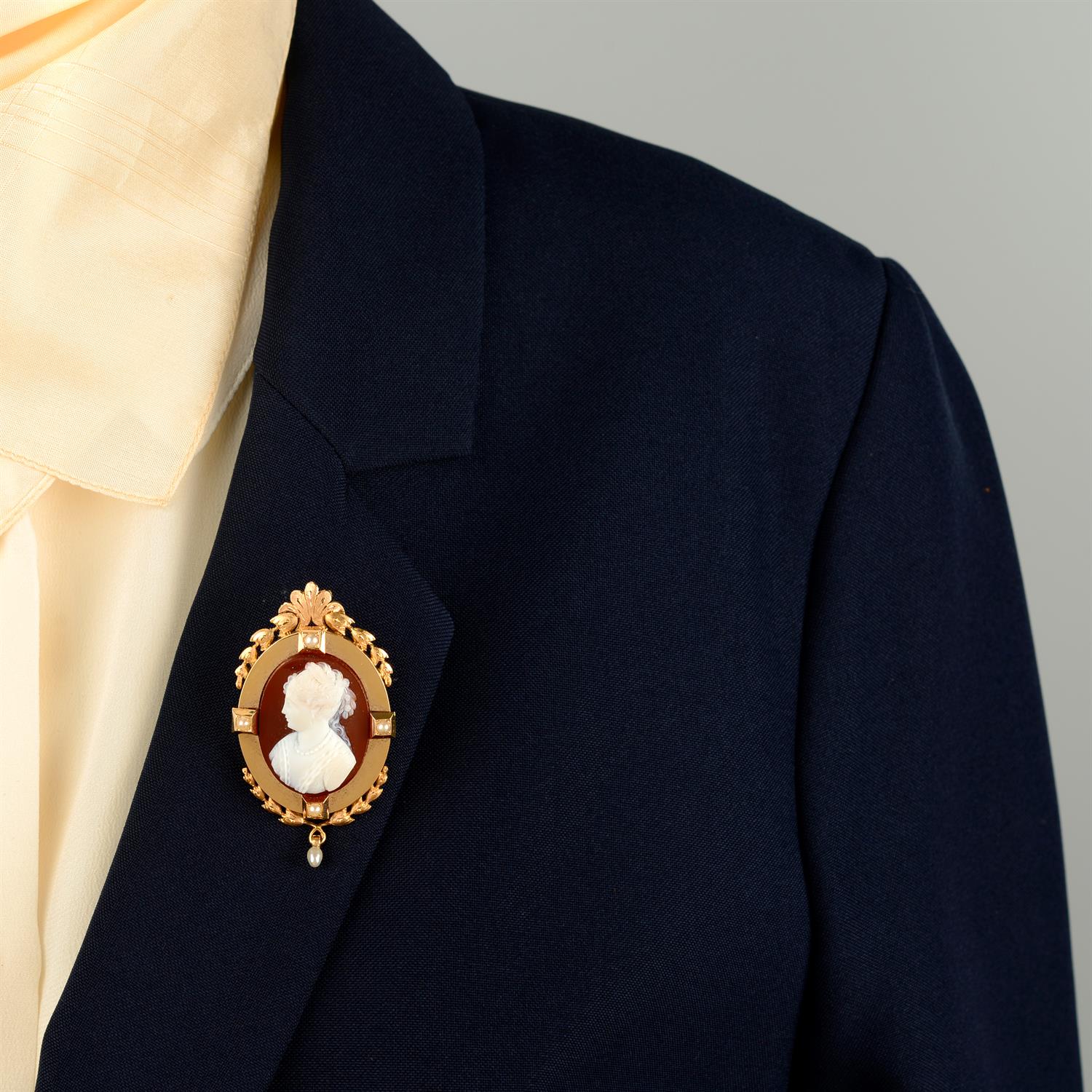 A late 19th century 18ct gold sardonyx cameo brooch/pendant, with split pearl accents and seed - Image 4 of 4