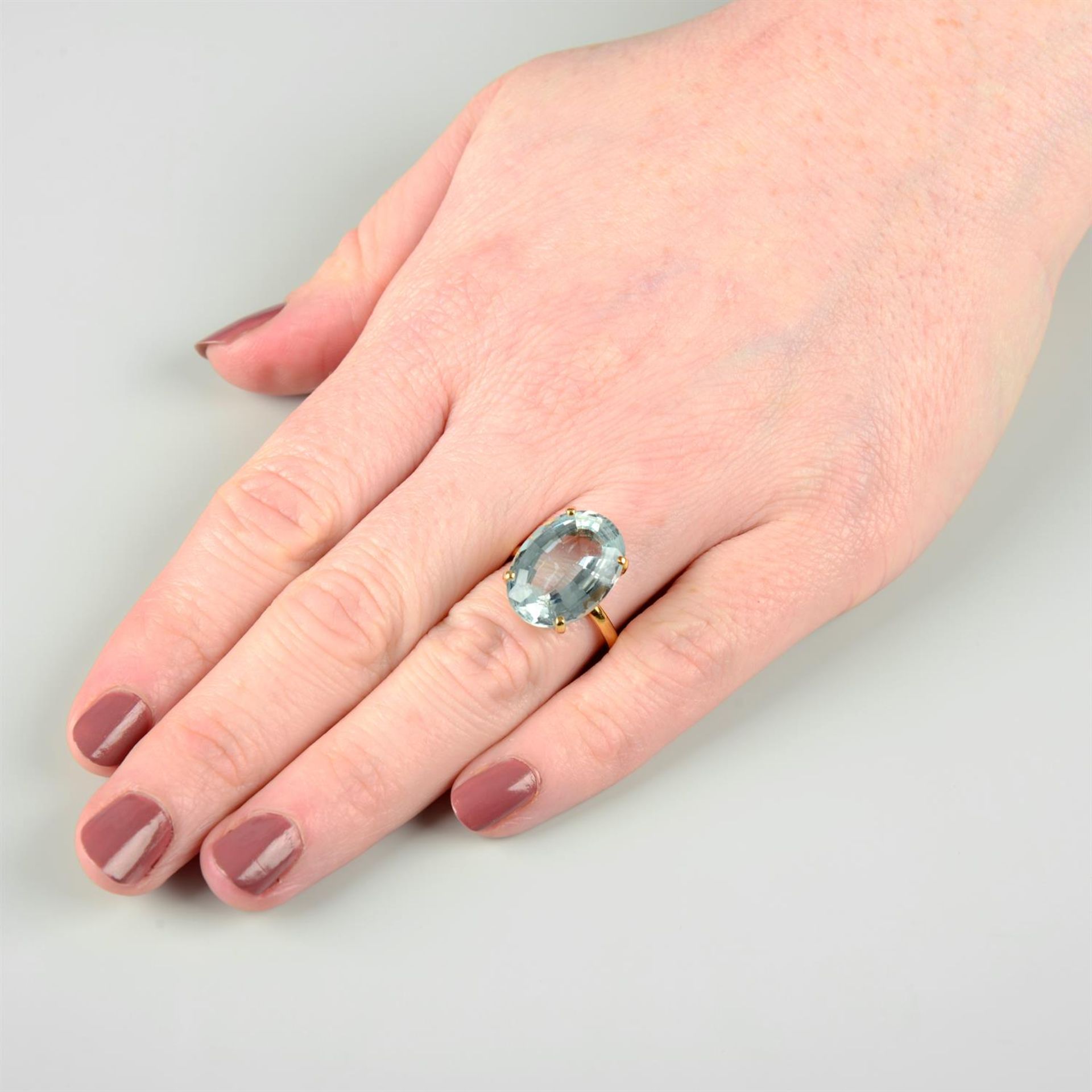An aquamarine single-stone ring. - Image 5 of 5