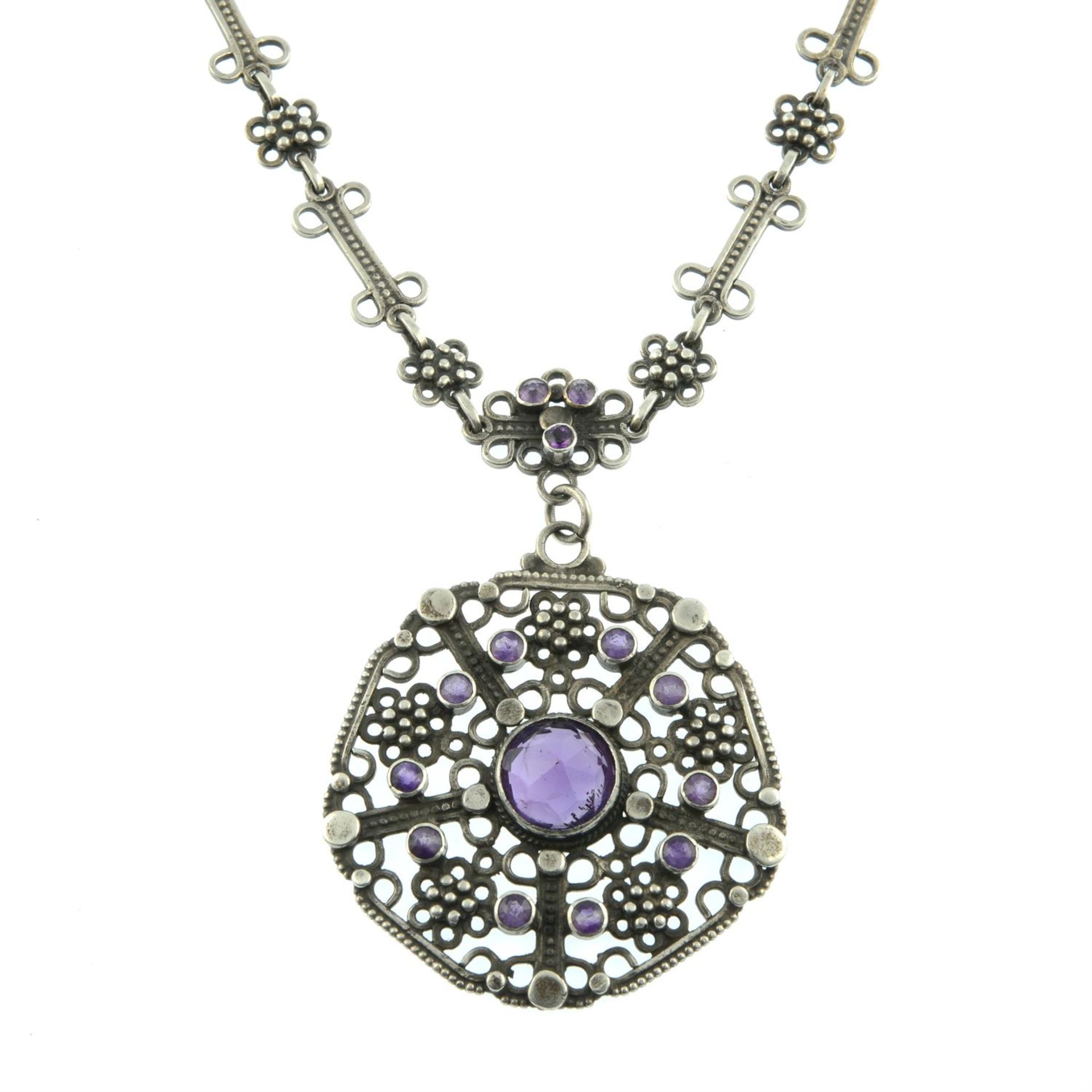 An early 20th century Arts & Crafts silver amethyst pendant on chain, by Liberty & Co. - Bild 2 aus 3