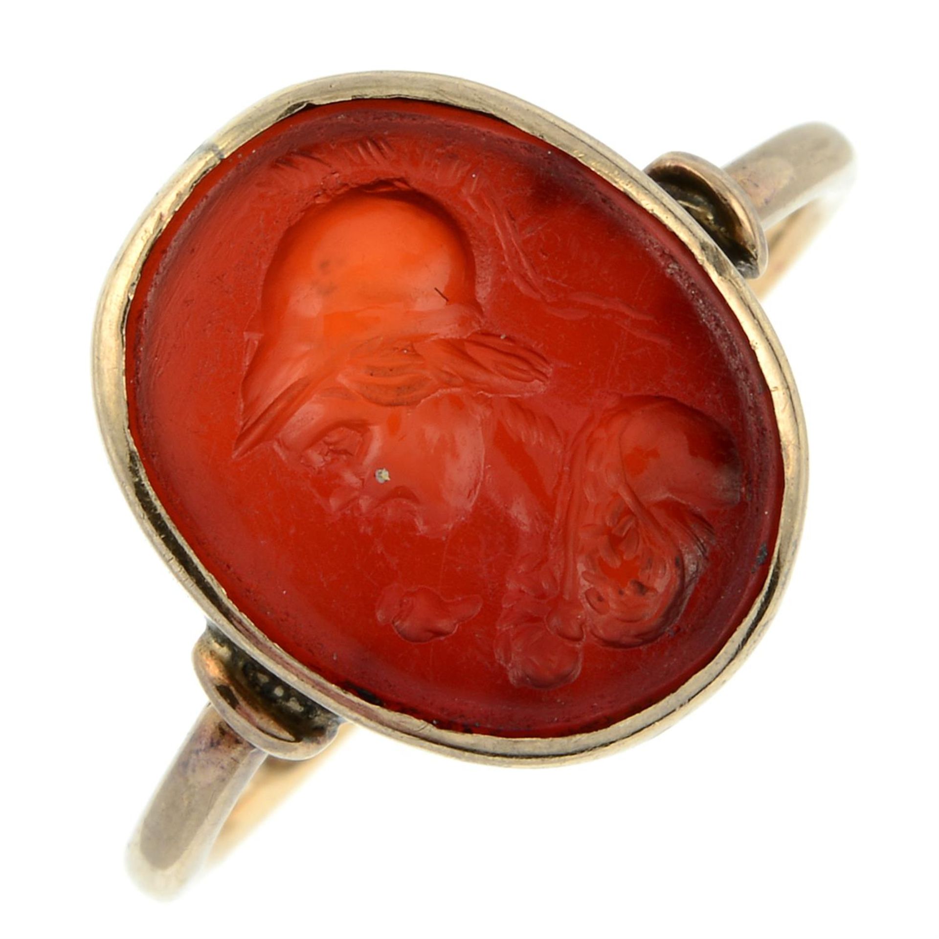 A 19th century gold carnelian intaglio ring, carved to depict Athena with owl attribute. - Bild 2 aus 5