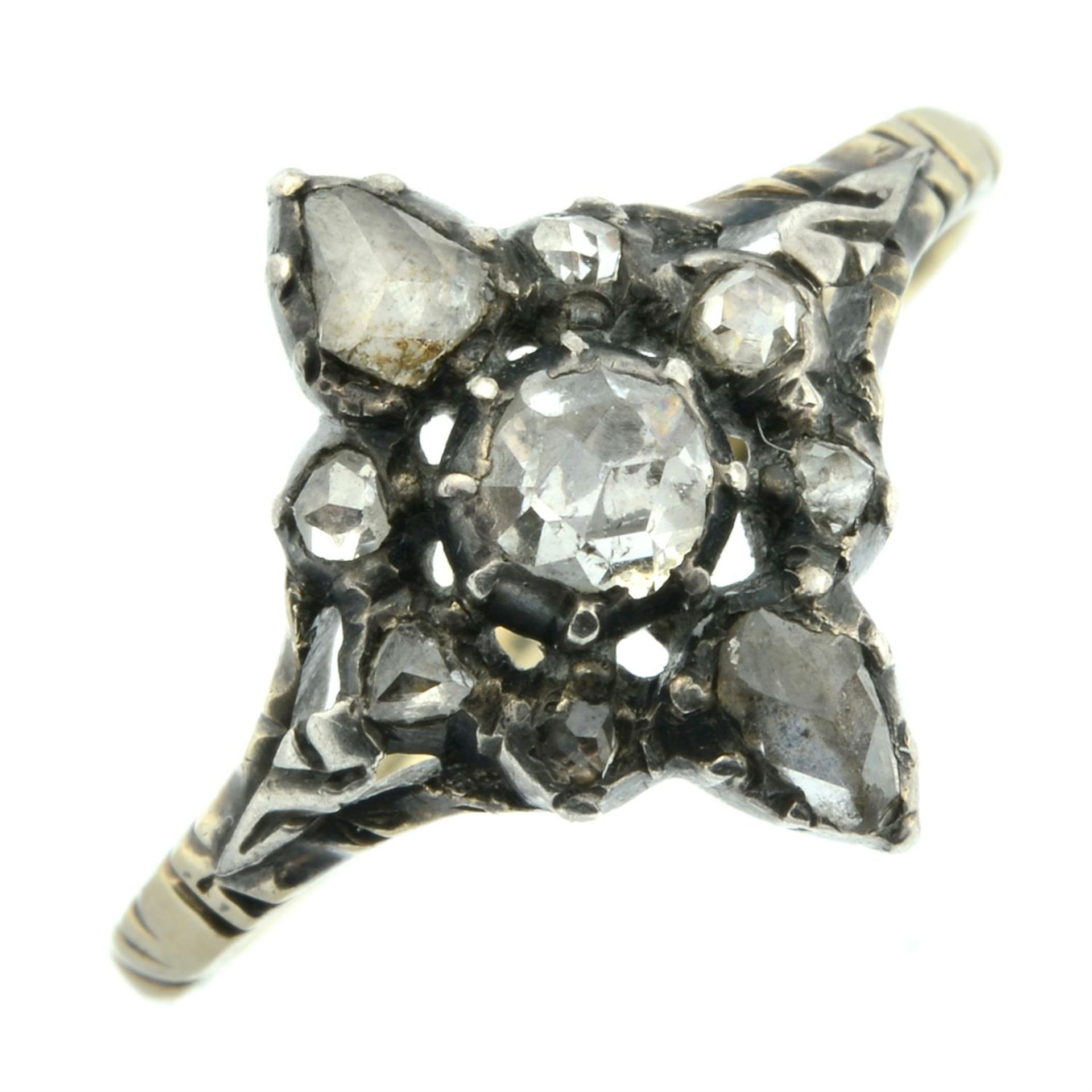 A 19th century silver and gold foil back rose-cut diamond cluster ring. - Bild 2 aus 5