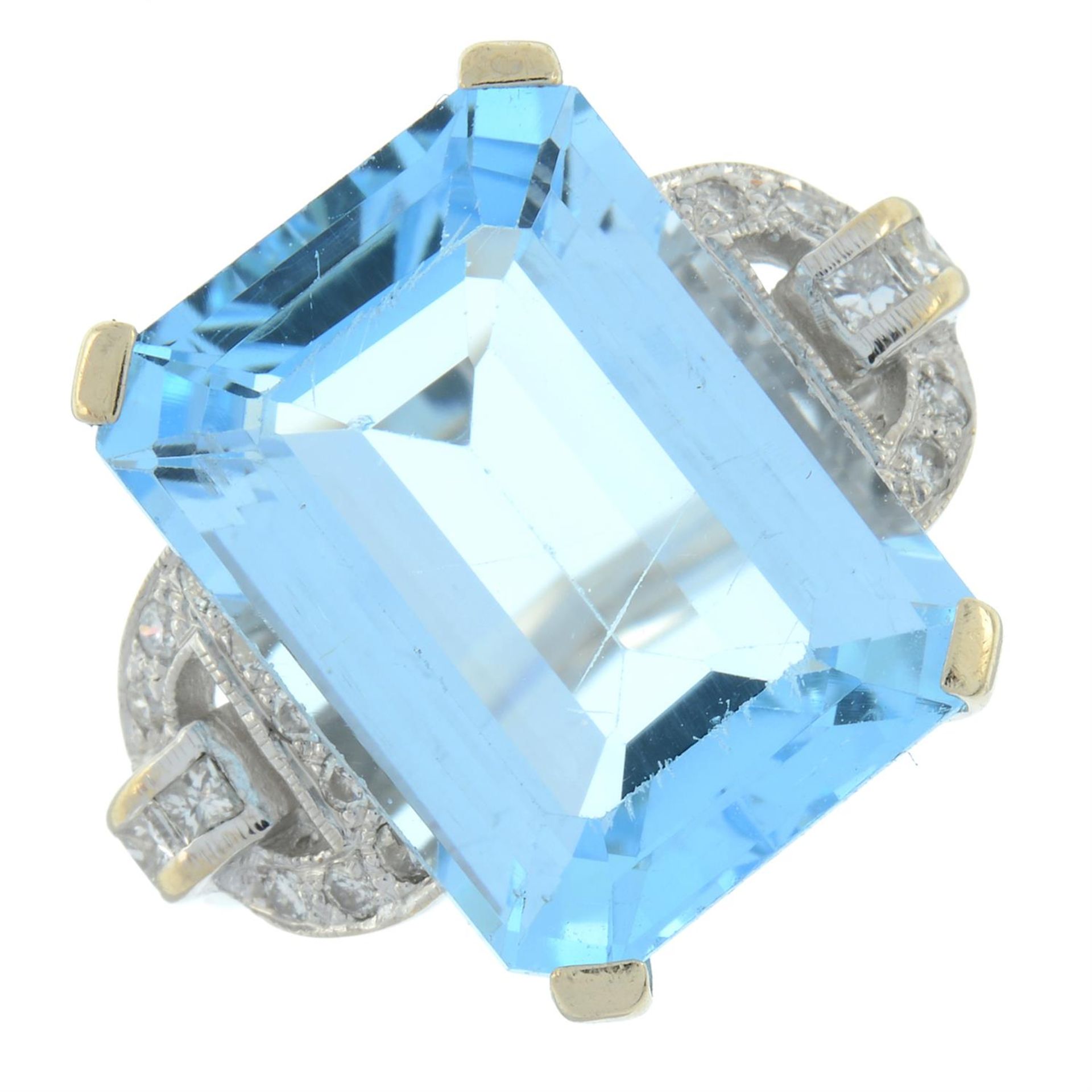 An 18ct gold blue topaz single-stone ring, with vari-cut diamond geometric sides. - Bild 2 aus 5