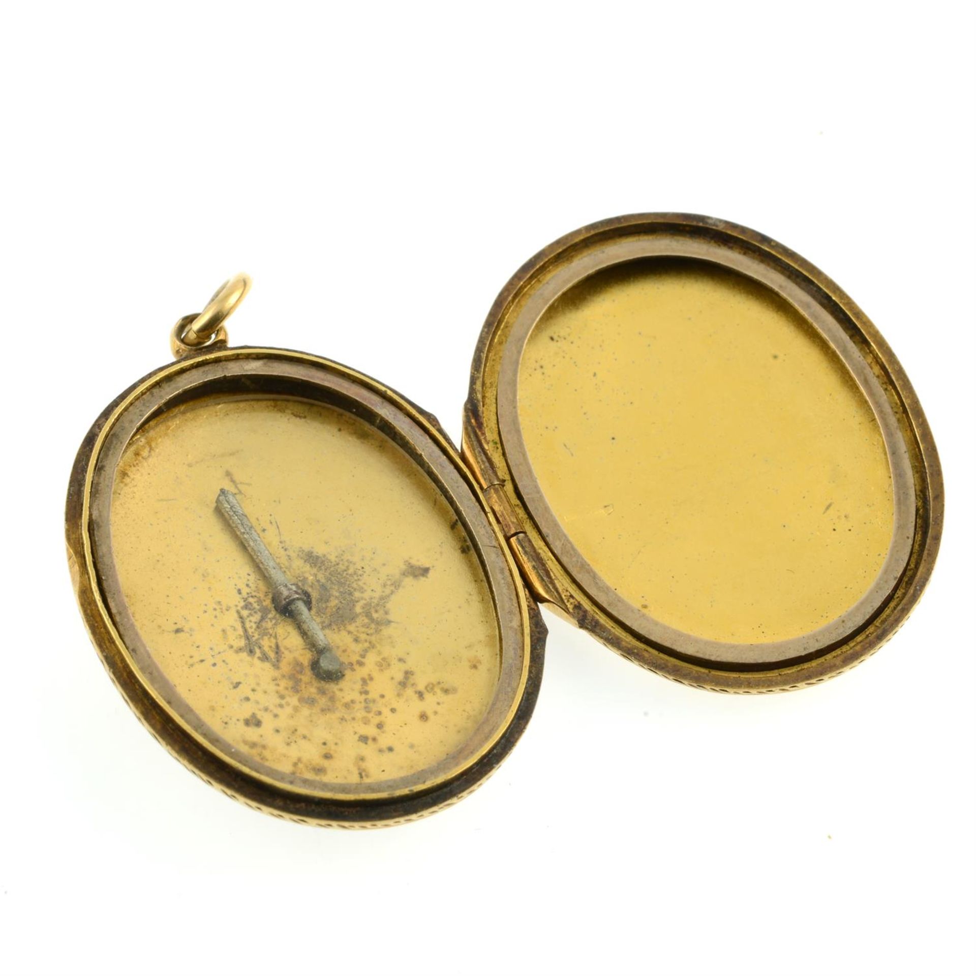 A late Victorian 18ct gold floral engraved locket, with split pearl and blue enamel star highlight. - Bild 4 aus 5