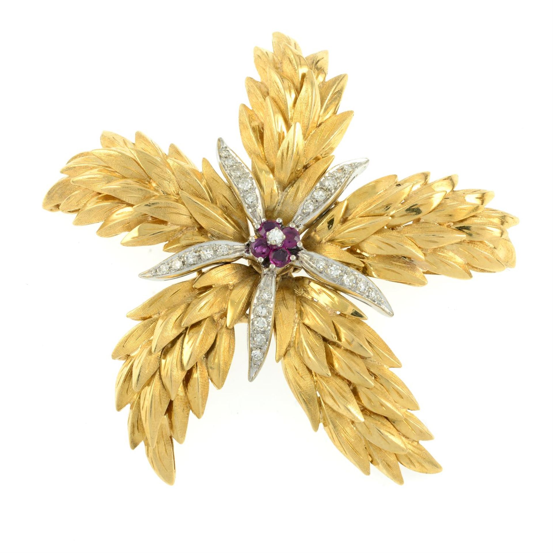 A mid 20th century 18ct gold brilliant-cut diamond and ruby floral brooch/pendant, by Tiffany & Co. - Bild 2 aus 4