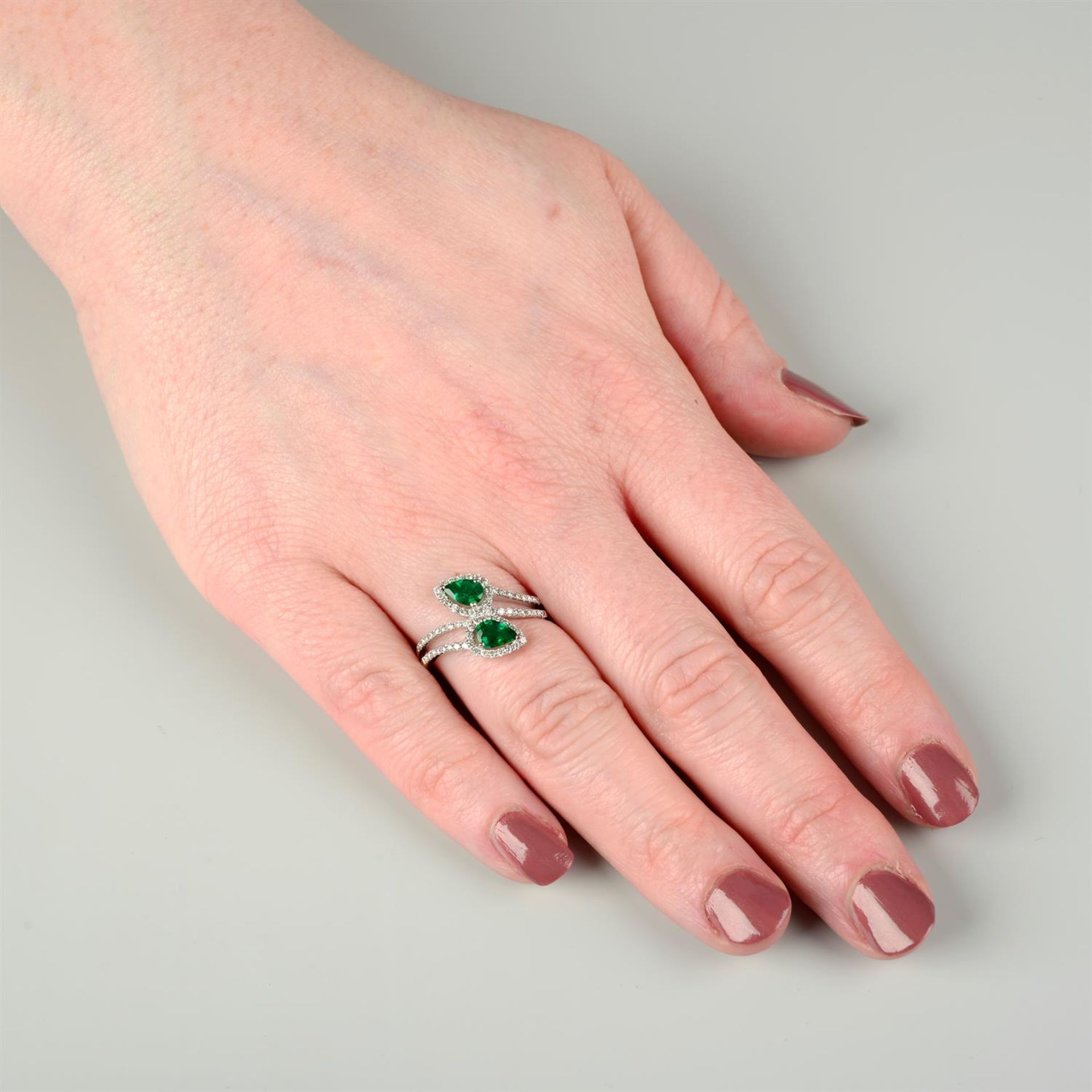 An emerald and brilliant-cut diamond crossover ring. - Image 5 of 5