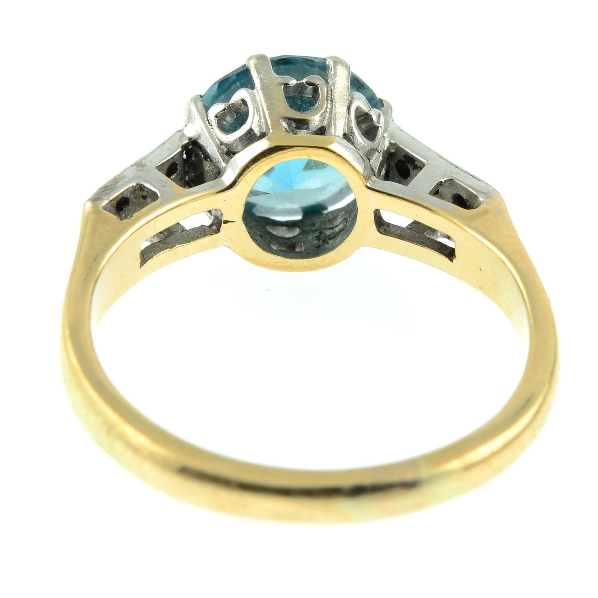 An early to mid 20th century platinum and 18ct gold blue zircon ring, with single-cut diamond bar - Bild 4 aus 4