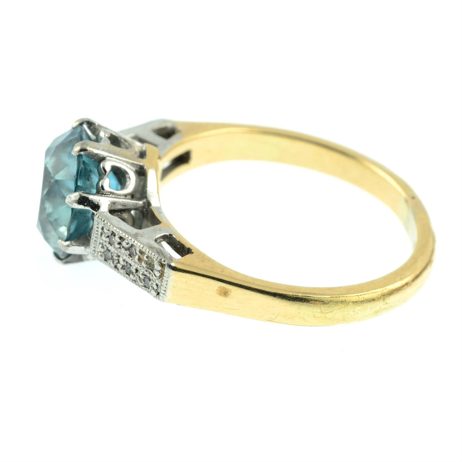 An early to mid 20th century platinum and 18ct gold blue zircon ring, with single-cut diamond bar - Bild 3 aus 4