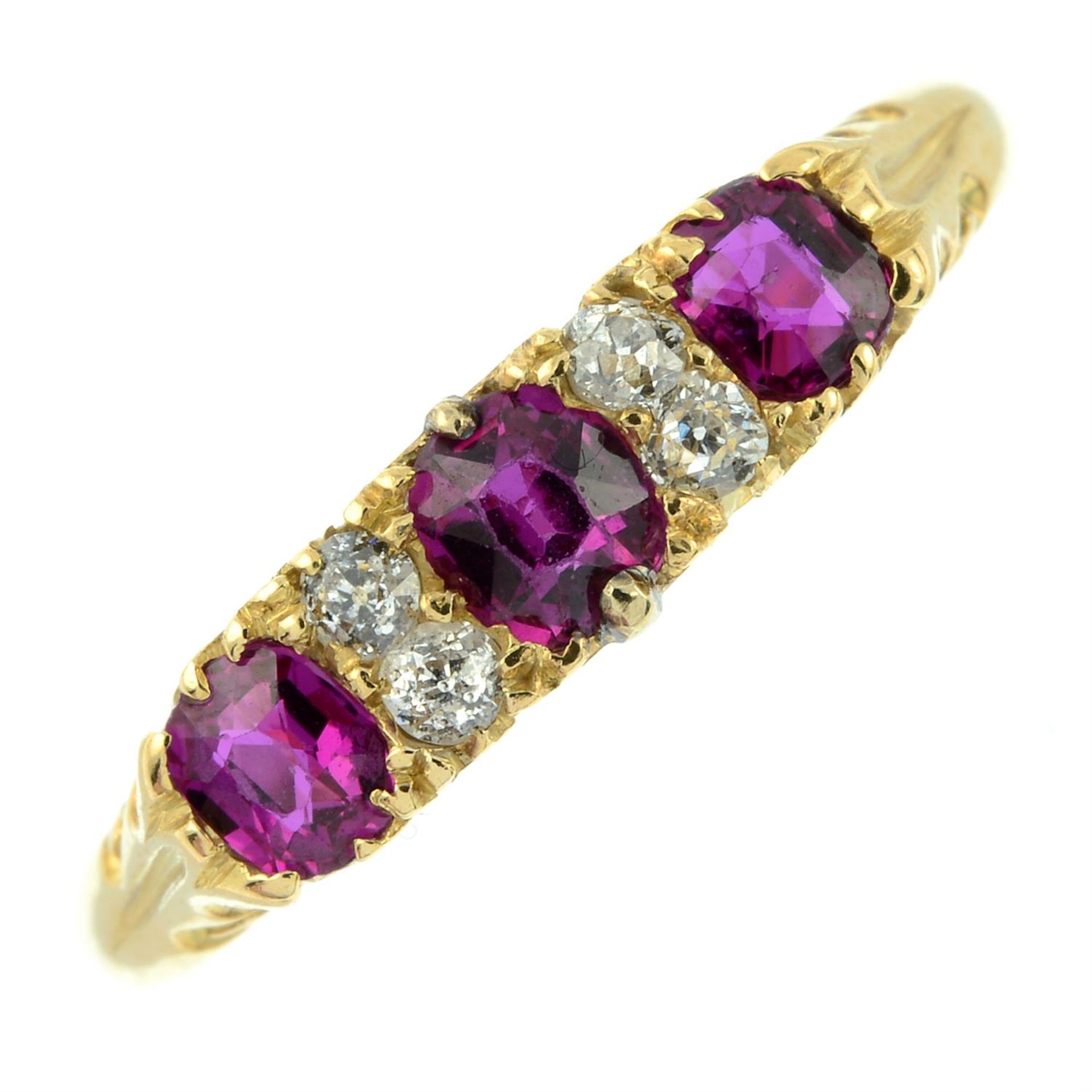 An early 20th century 18ct gold ruby three-stone ring, with old-cut diamond spacers. - Bild 2 aus 5