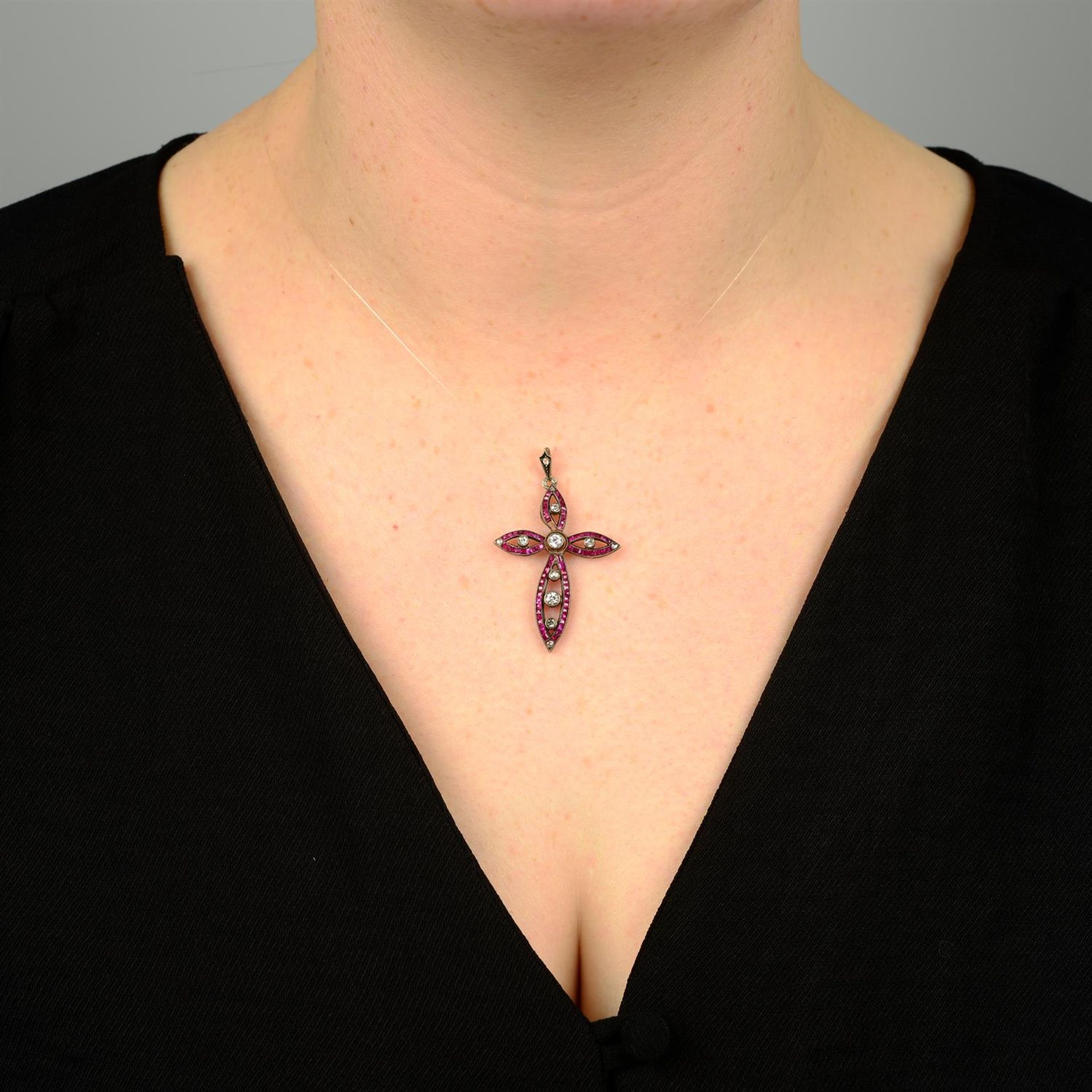An early 20th century silver and gold synthetic ruby and diamond cross pendant. - Bild 4 aus 4