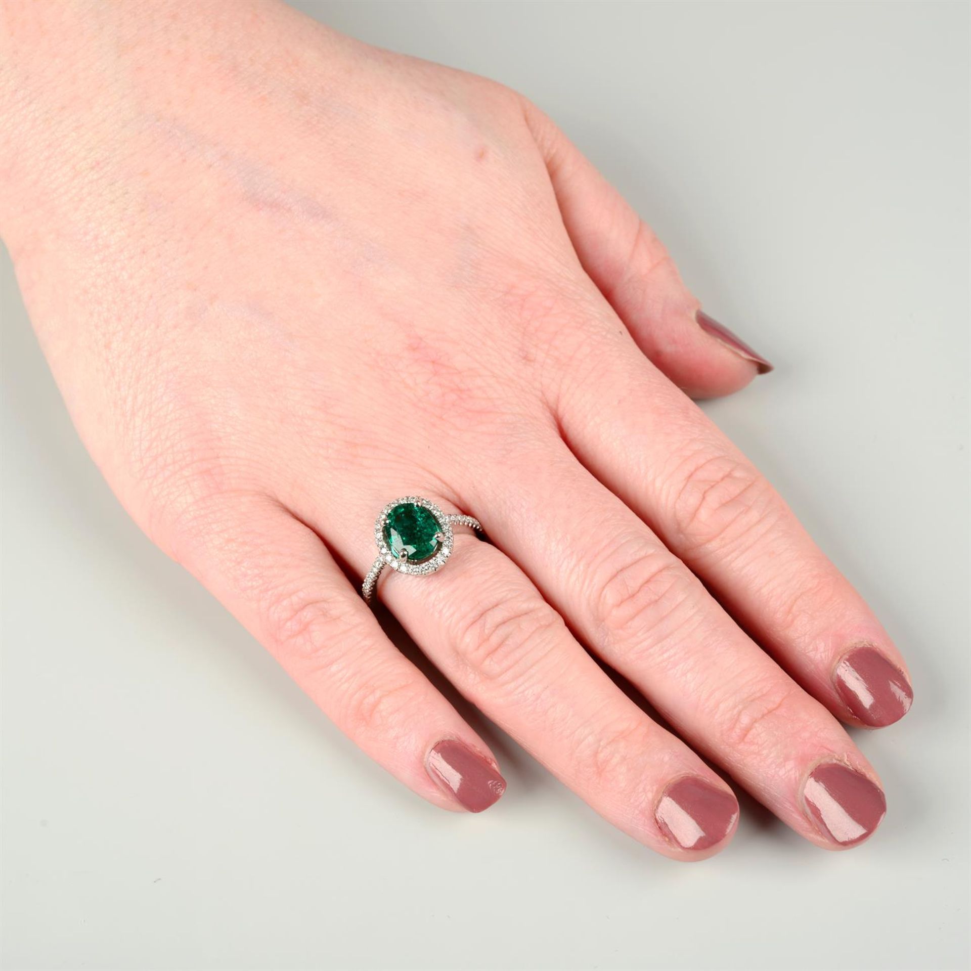 An emerald and brilliant-cut diamond dress ring. - Image 5 of 5