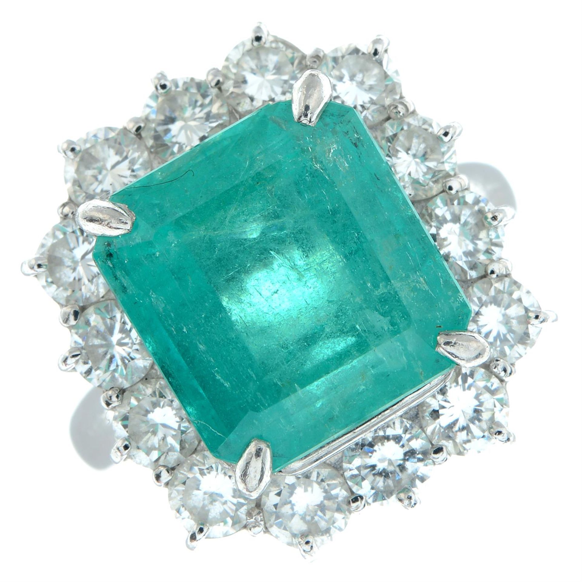 A Colombian emerald and brilliant-cut diamond cluster ring. - Image 2 of 7