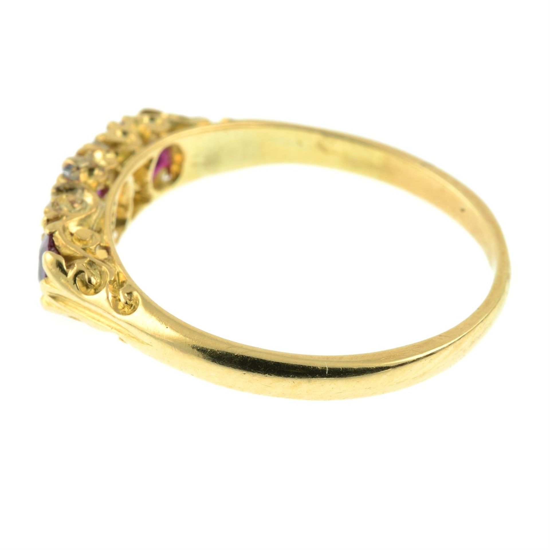 An early 20th century 18ct gold ruby three-stone ring, with old-cut diamond spacers. - Bild 3 aus 5