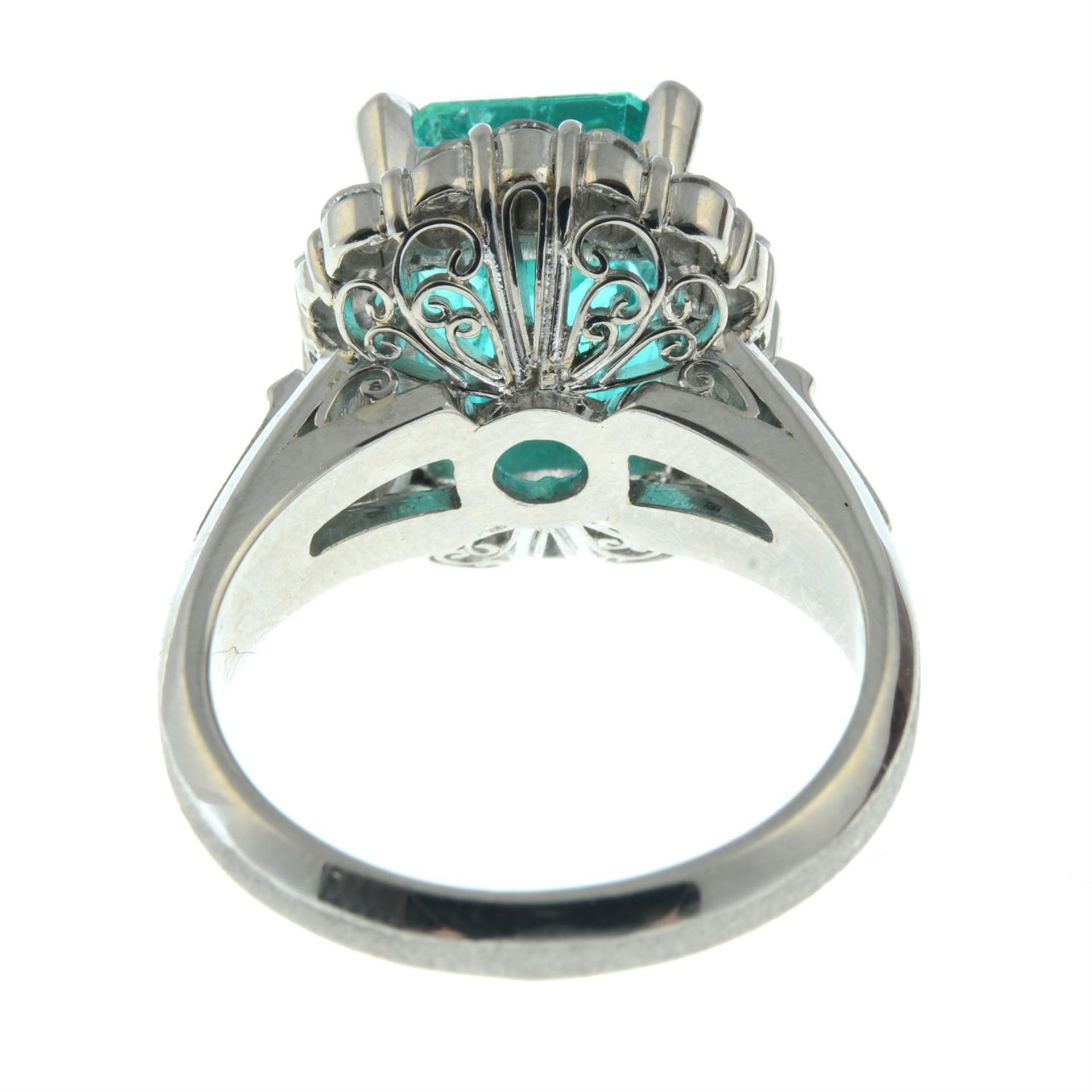 A Colombian emerald and brilliant-cut diamond cluster ring. - Image 4 of 7